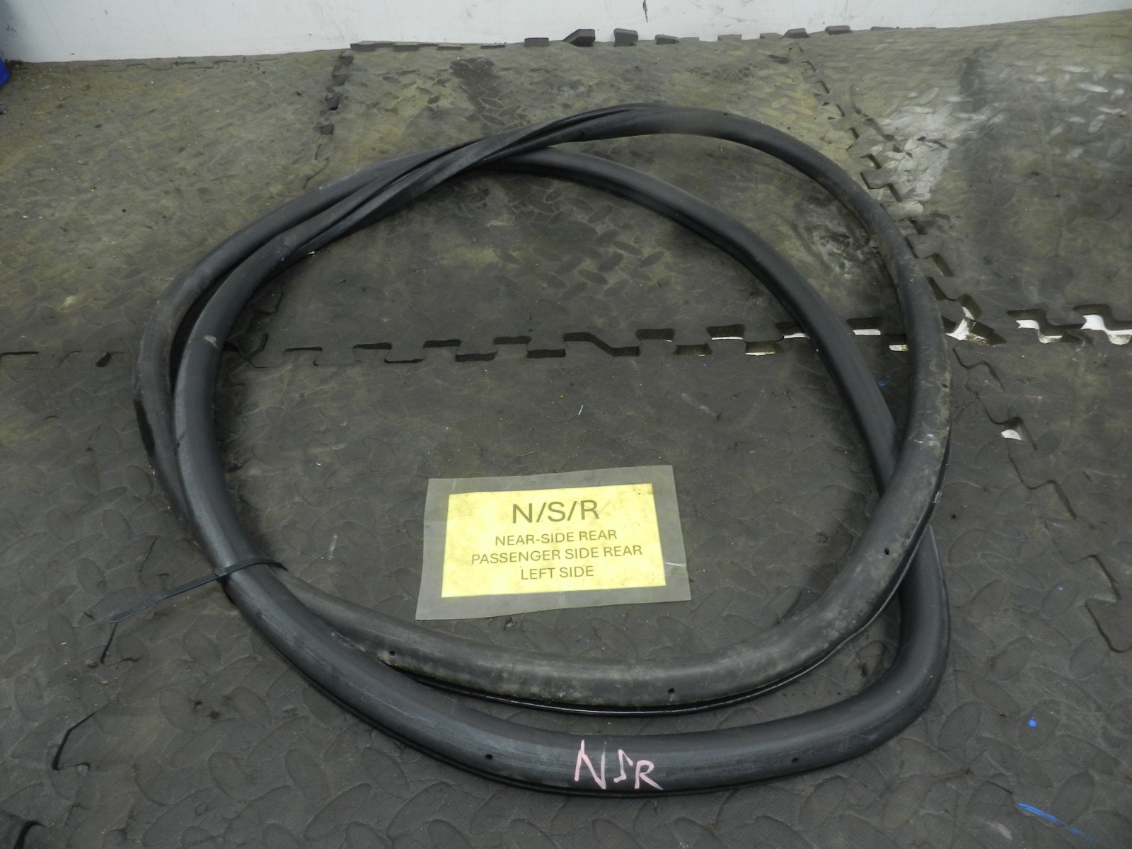 179. 2006 VOLKSWAGEN TOURAN. PASSENGER SIDE REAR DOOR RUBBER WEATHER SEAL