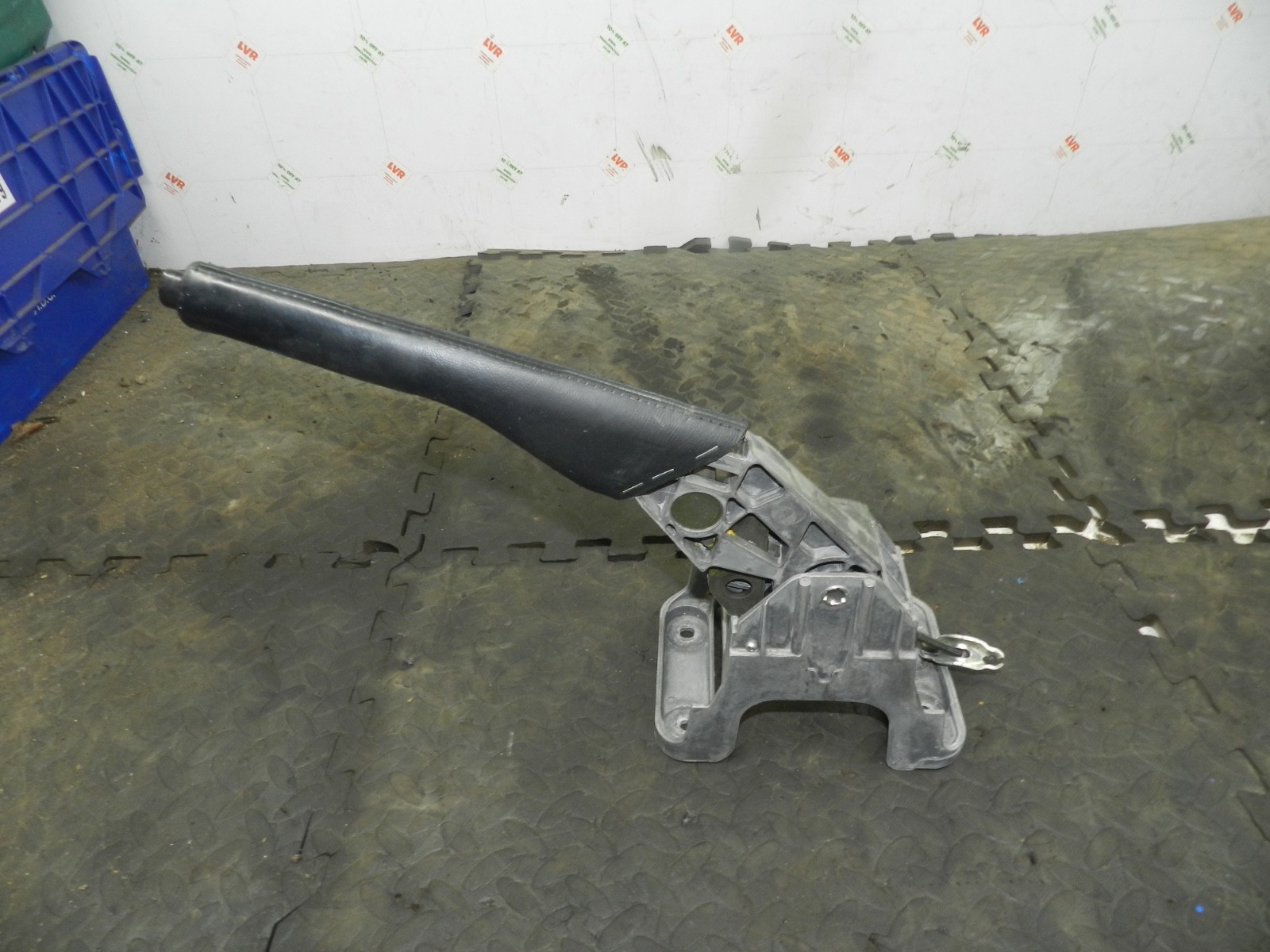 179. 2006 VOLKSWAGEN TOURAN. HAND BRAKE LEVER