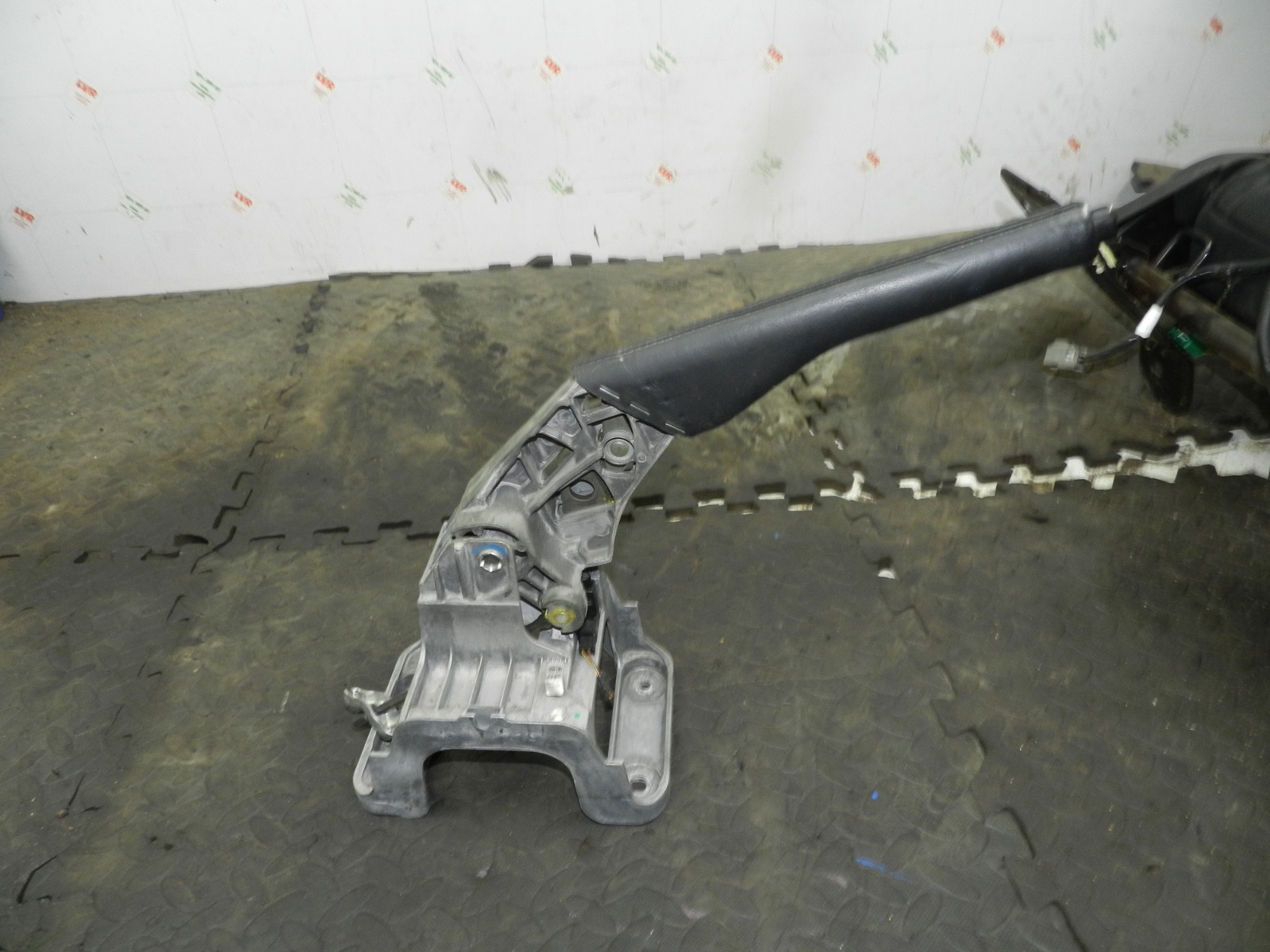 179. 2006 VOLKSWAGEN TOURAN. HAND BRAKE LEVER - Image 2