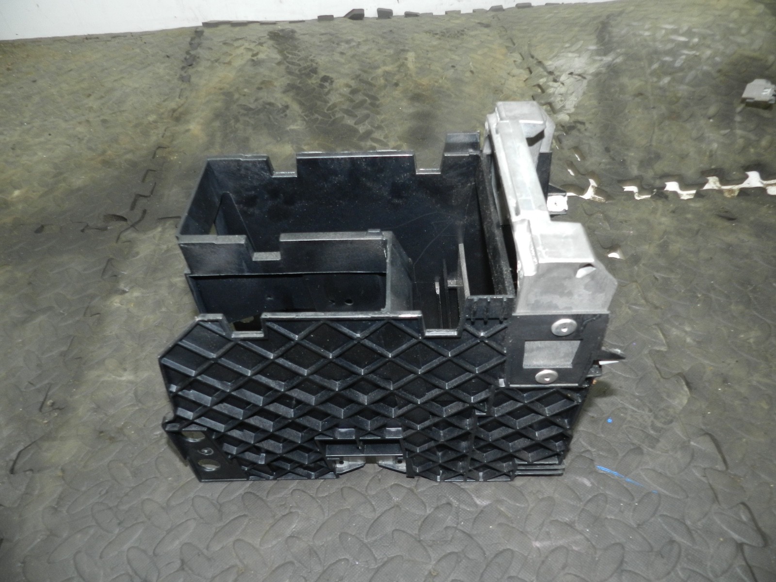 179. 2006 VOLKSWAGEN TOURAN. CENTRE CONSOLE ARM REST FRAME