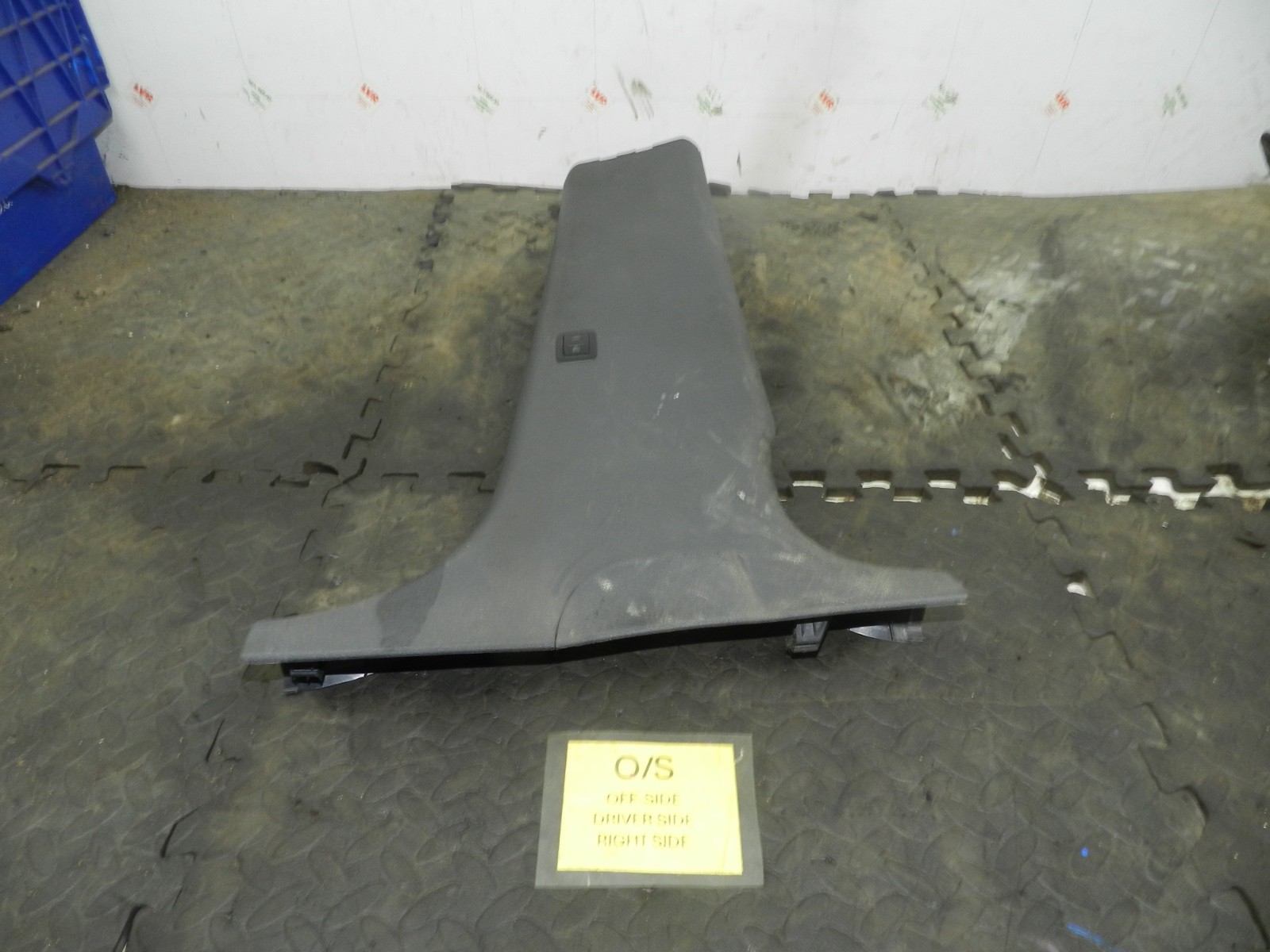 179. 2006 VOLKSWAGEN TOURAN. DRIVER SIDE LOWER B PILLAR TRIM