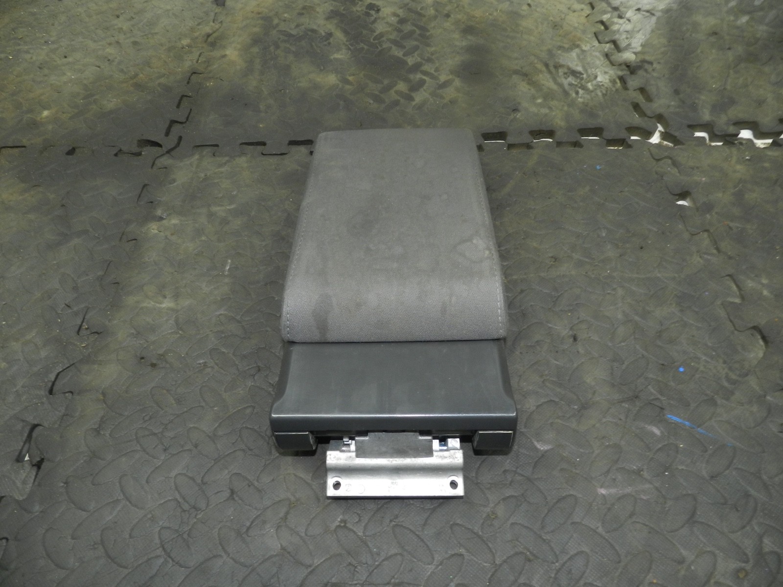 179. 2006 VOLKSWAGEN TOURAN. ARM REST