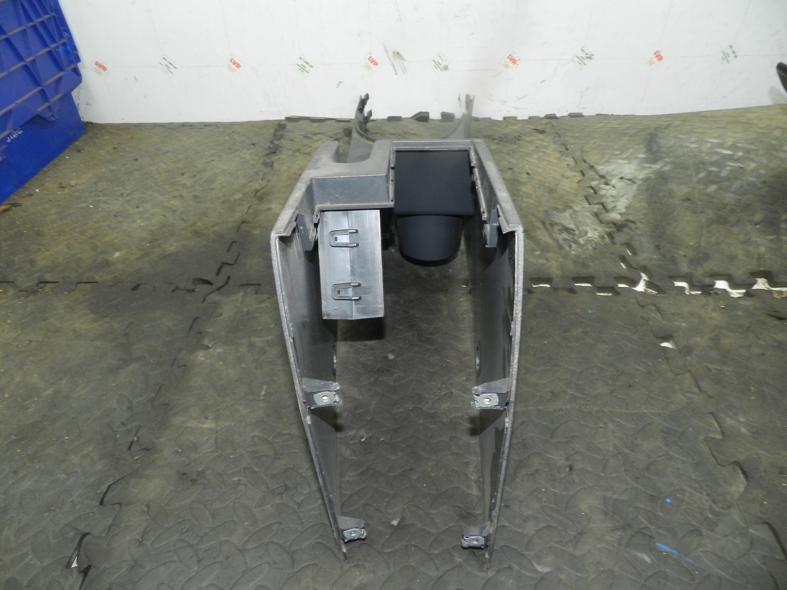 179. 2006 VOLKSWAGEN TOURAN. CENTRE CONSOLE PANEL FRAME