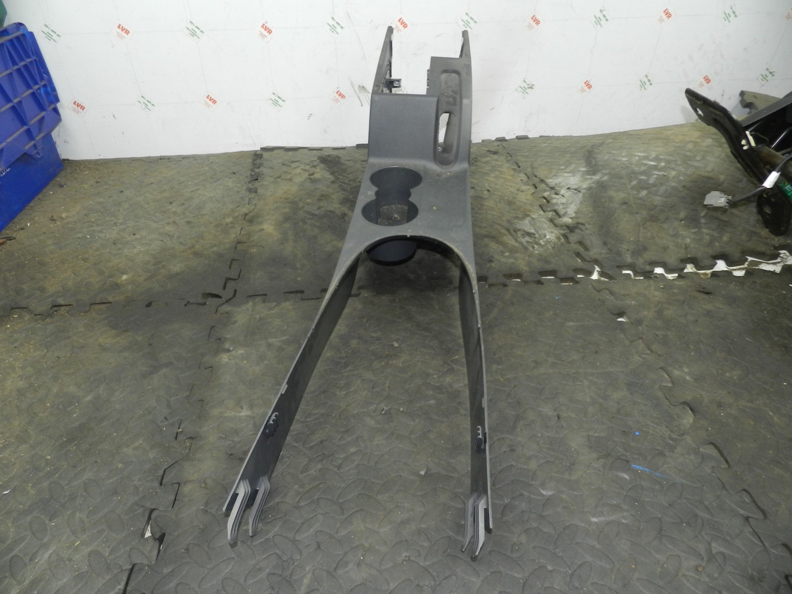 179. 2006 VOLKSWAGEN TOURAN. CENTRE CONSOLE PANEL FRAME - Image 3