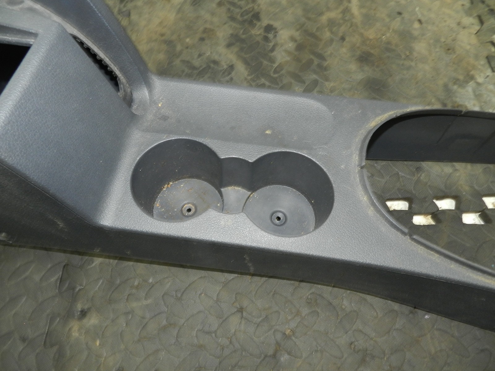 179. 2006 VOLKSWAGEN TOURAN. CENTRE CONSOLE PANEL FRAME - Image 5
