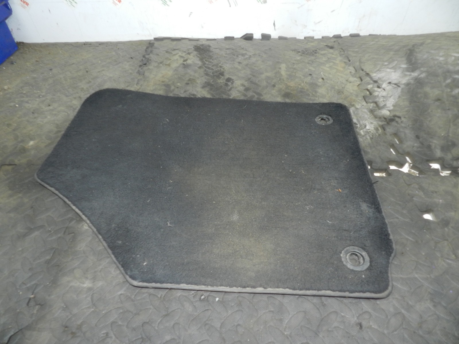 179. 2006 VOLKSWAGEN TOURAN. FLOOR MAT