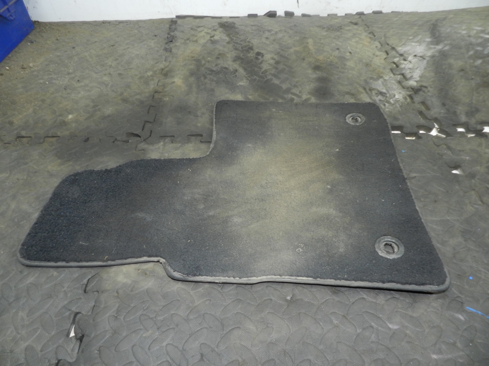 179. 2006 VOLKSWAGEN TOURAN. FLOOR MAT DRIVER FRONT