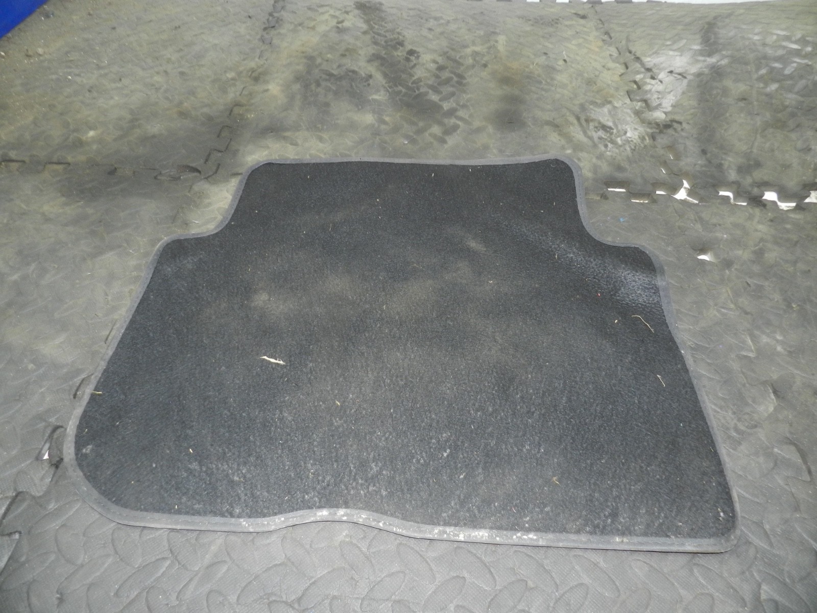 179. 2006 VOLKSWAGEN TOURAN. FLOOR MAT