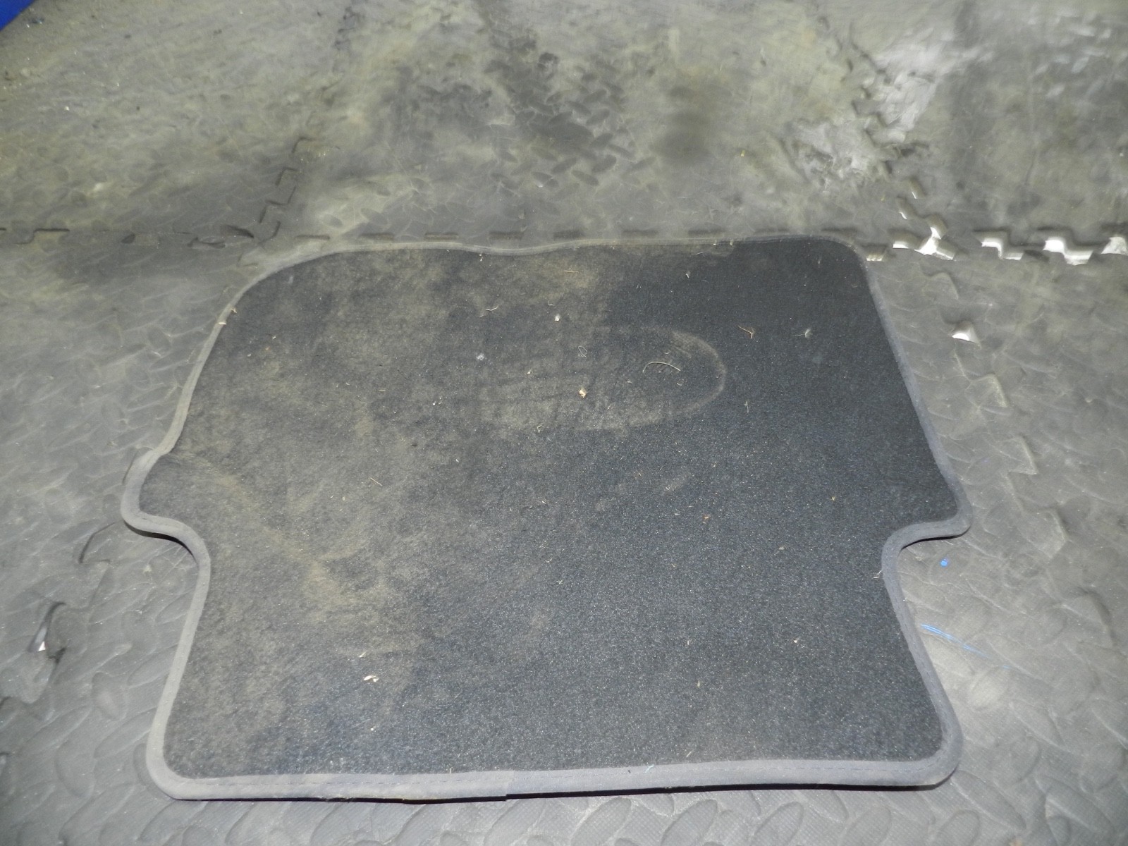 179. 2006 VOLKSWAGEN TOURAN. FLOOR MAT