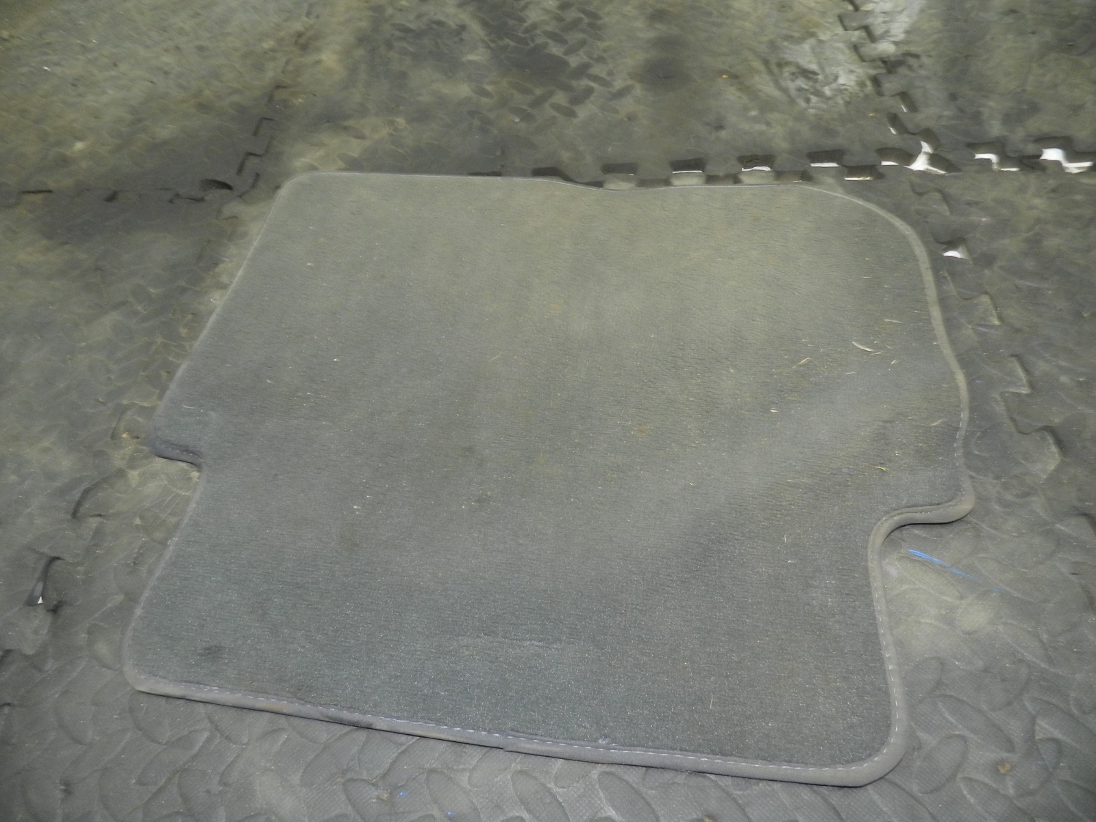 179. 2006 VOLKSWAGEN TOURAN. FLOOR MAT - Image 2