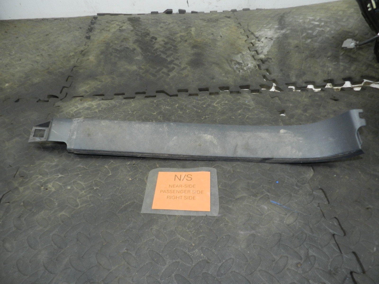 179. 2006 VOLKSWAGEN TOURAN. PASSENGER SIDE SILL TRIM