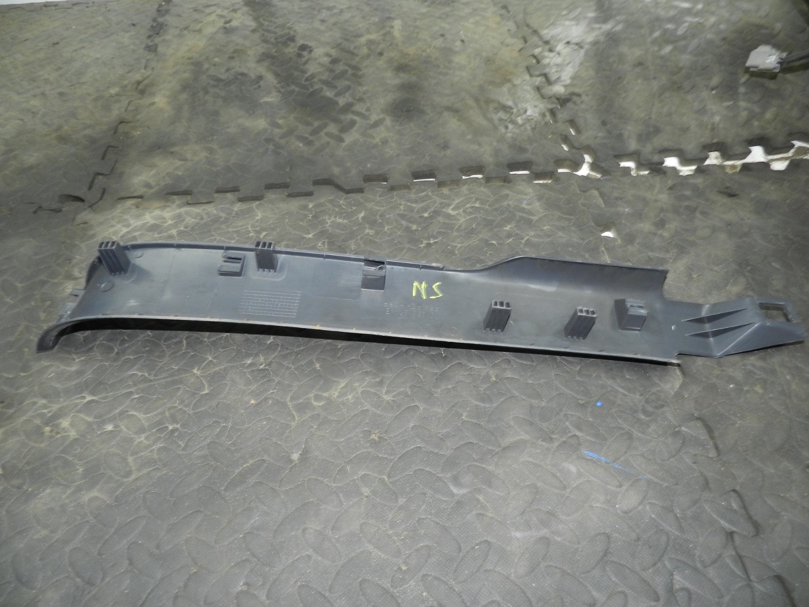 179. 2006 VOLKSWAGEN TOURAN. PASSENGER SIDE SILL TRIM - Image 2