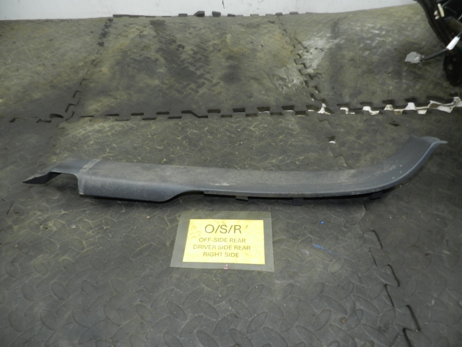179. 2006 VOLKSWAGEN TOURAN. DRIVER SIDE SILL TRIM