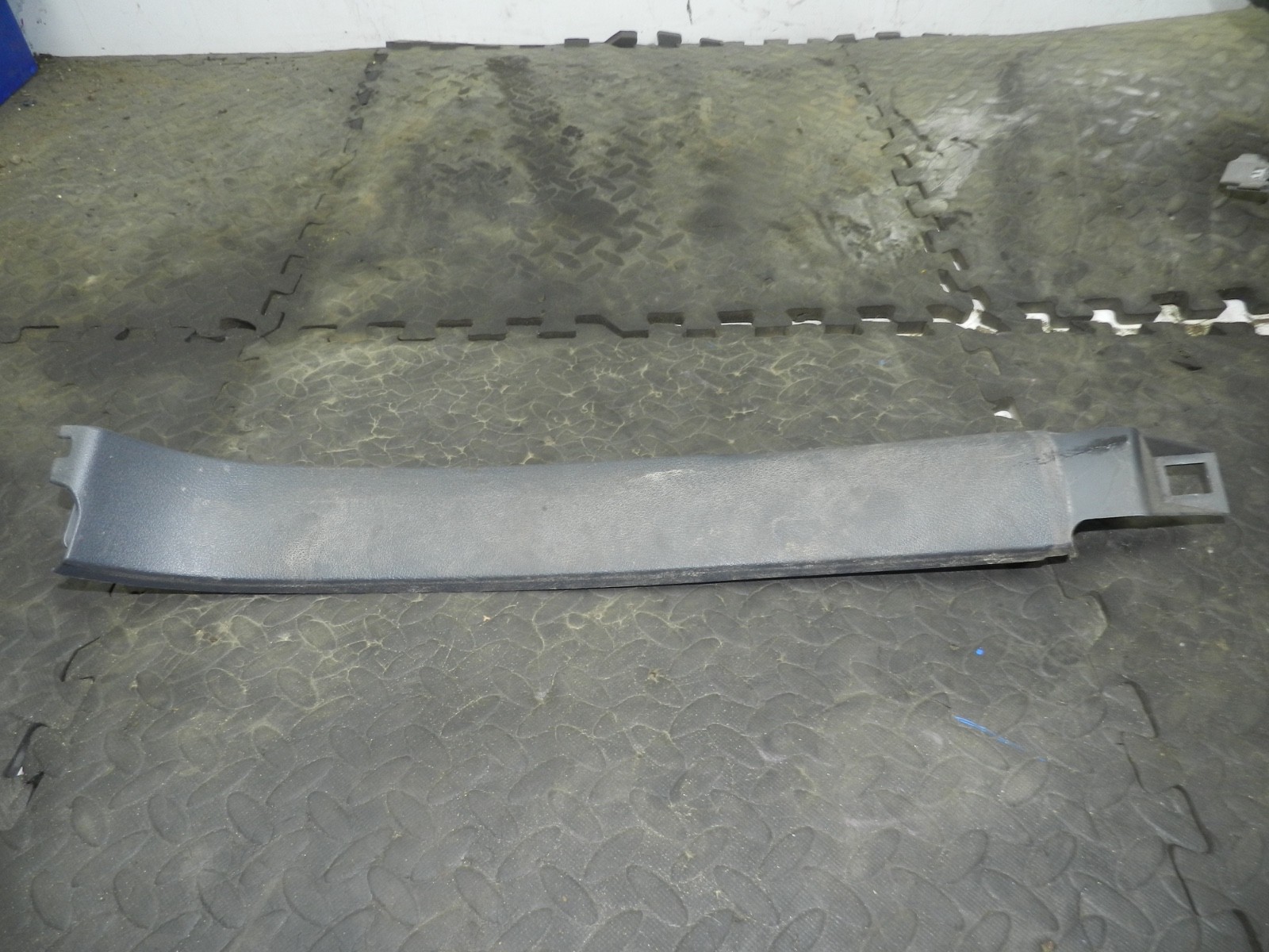 179. 2006 VOLKSWAGEN TOURAN. DRIVER SIDE SILL TRIM - Image 2