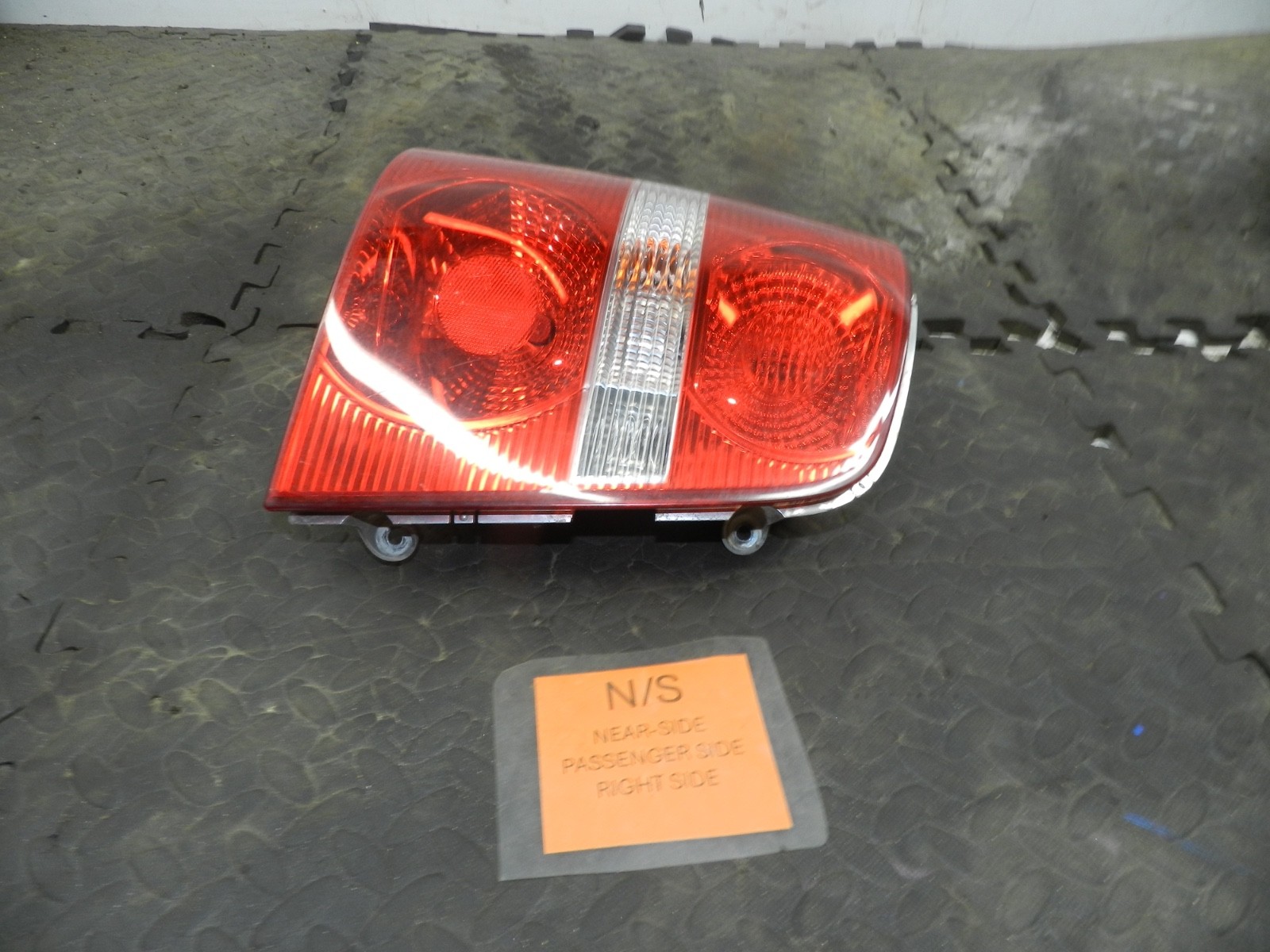 179. 2006 VOLKSWAGEN TOURAN. PASSENGER SIDE REAR LIGHT UNIT