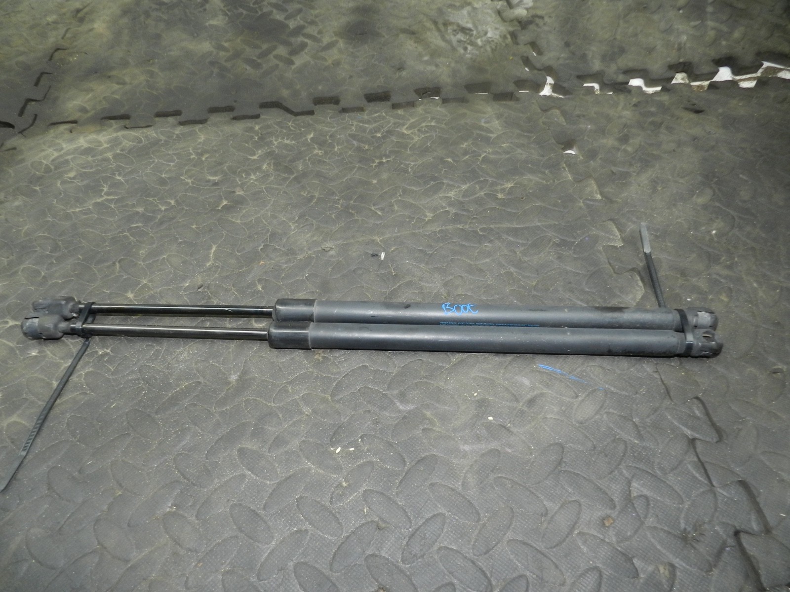 179. 2006 VOLKSWAGEN TOURAN. BOOT GAS STRUTS