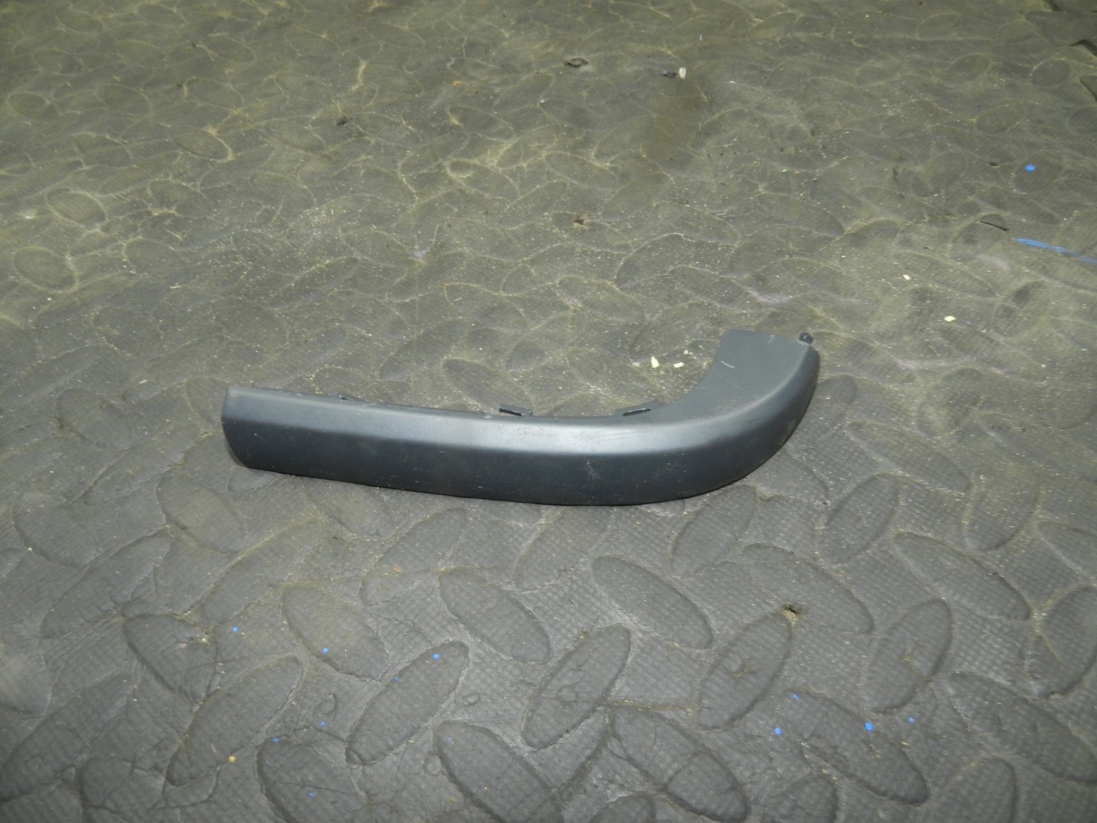 179. 2006 VOLKSWAGEN TOURAN. PLASTIC TRIM HANDLE