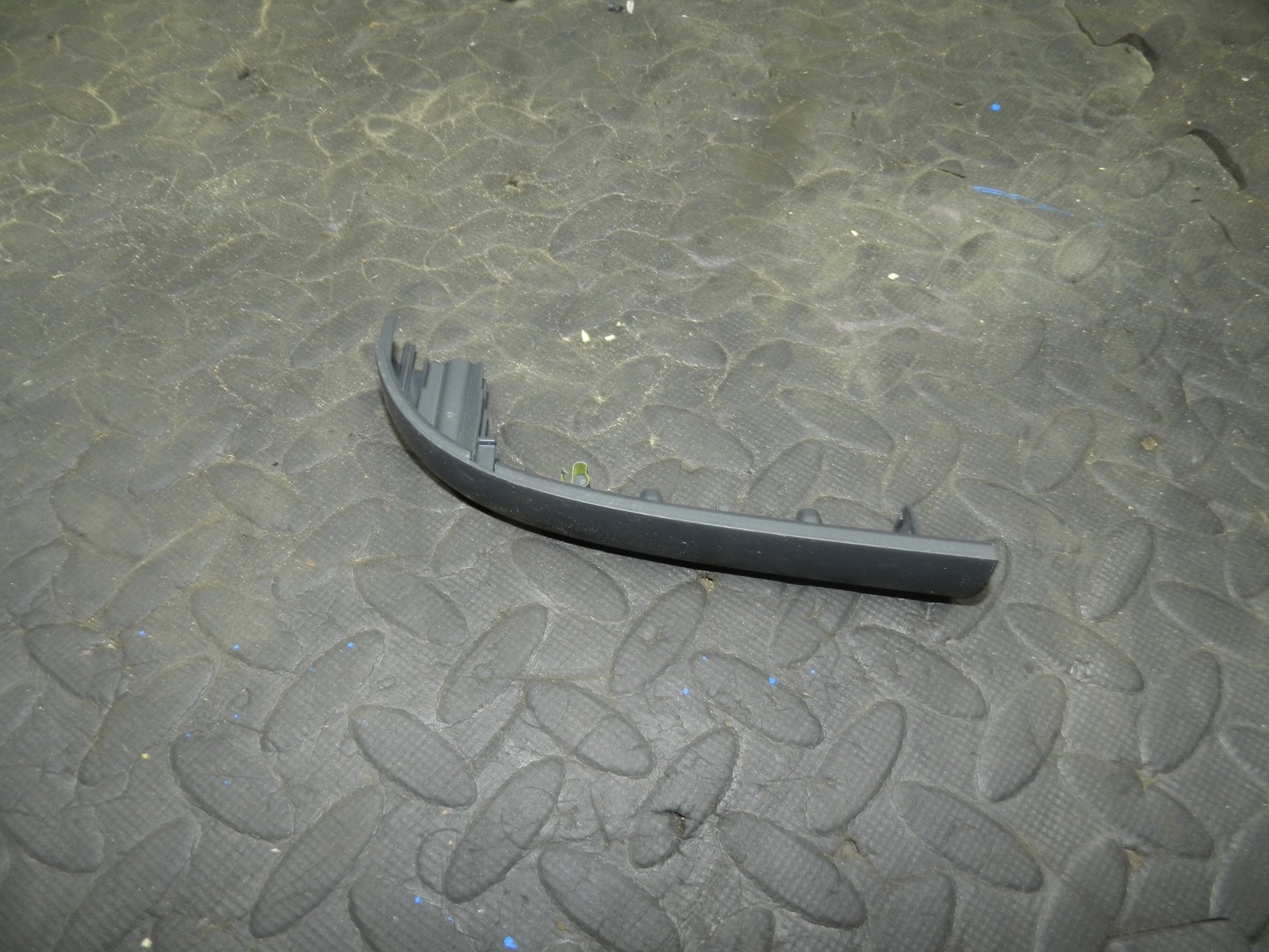 179. 2006 VOLKSWAGEN TOURAN. PLASTIC TRIM HANDLE - Image 2