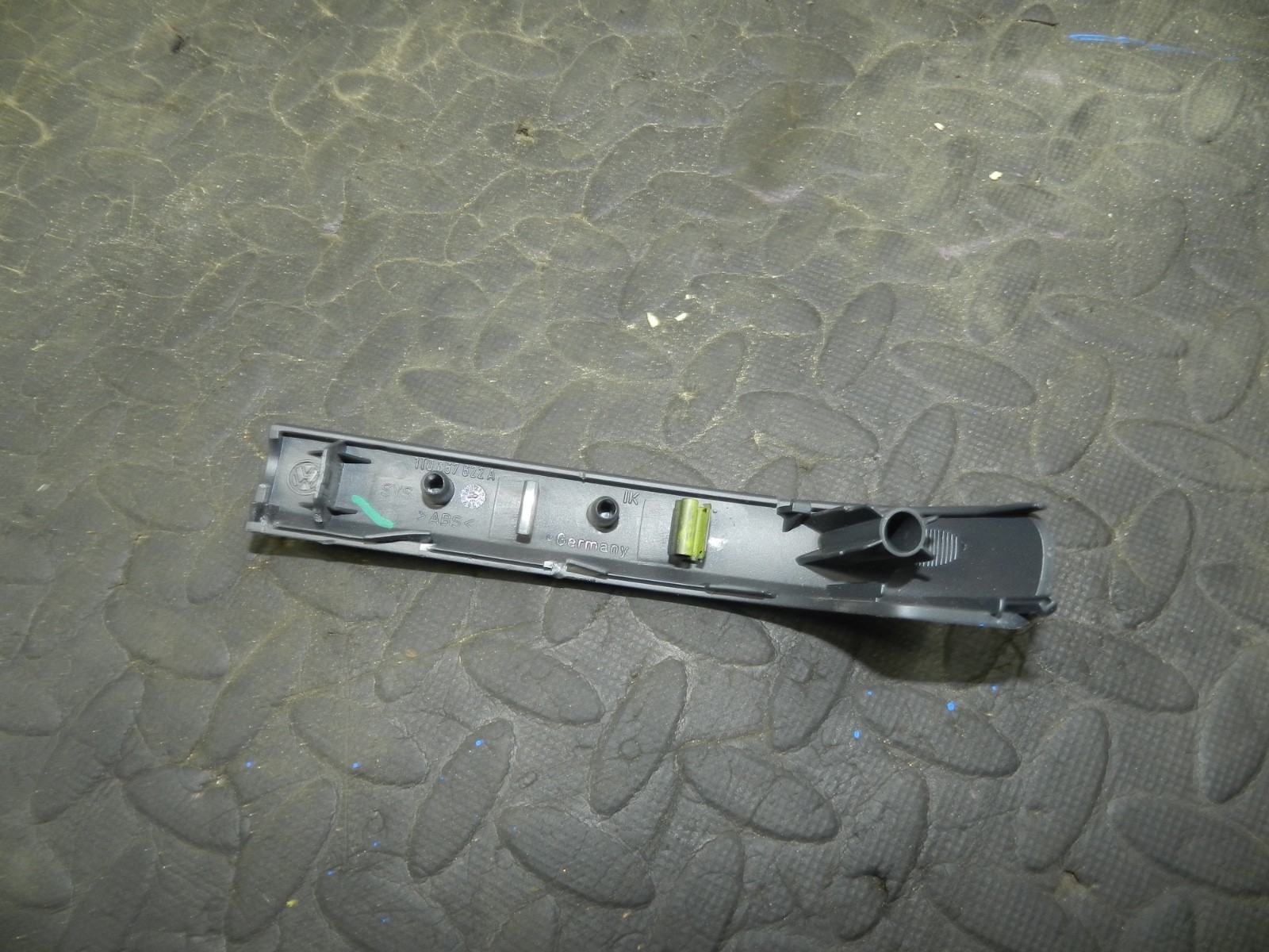 179. 2006 VOLKSWAGEN TOURAN. PLASTIC TRIM HANDLE - Image 3