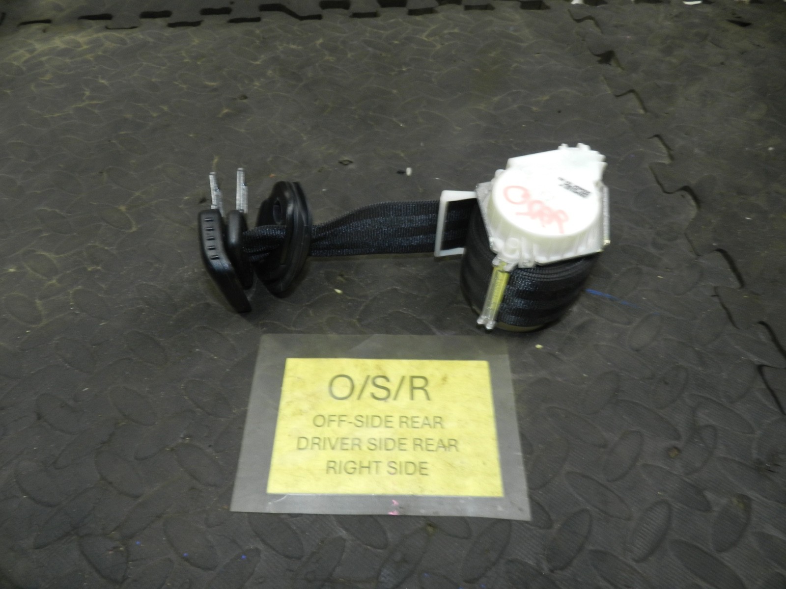 179. 2006 VOLKSWAGEN TOURAN. DRIVERS SIDE REAR 3D ROW SEAT BELT