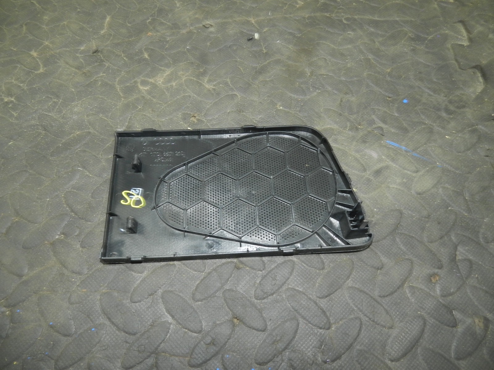 179. 2006 VOLKSWAGEN TOURAN. DRIVER SIDE SPEAKER COVER GRILL - Image 2