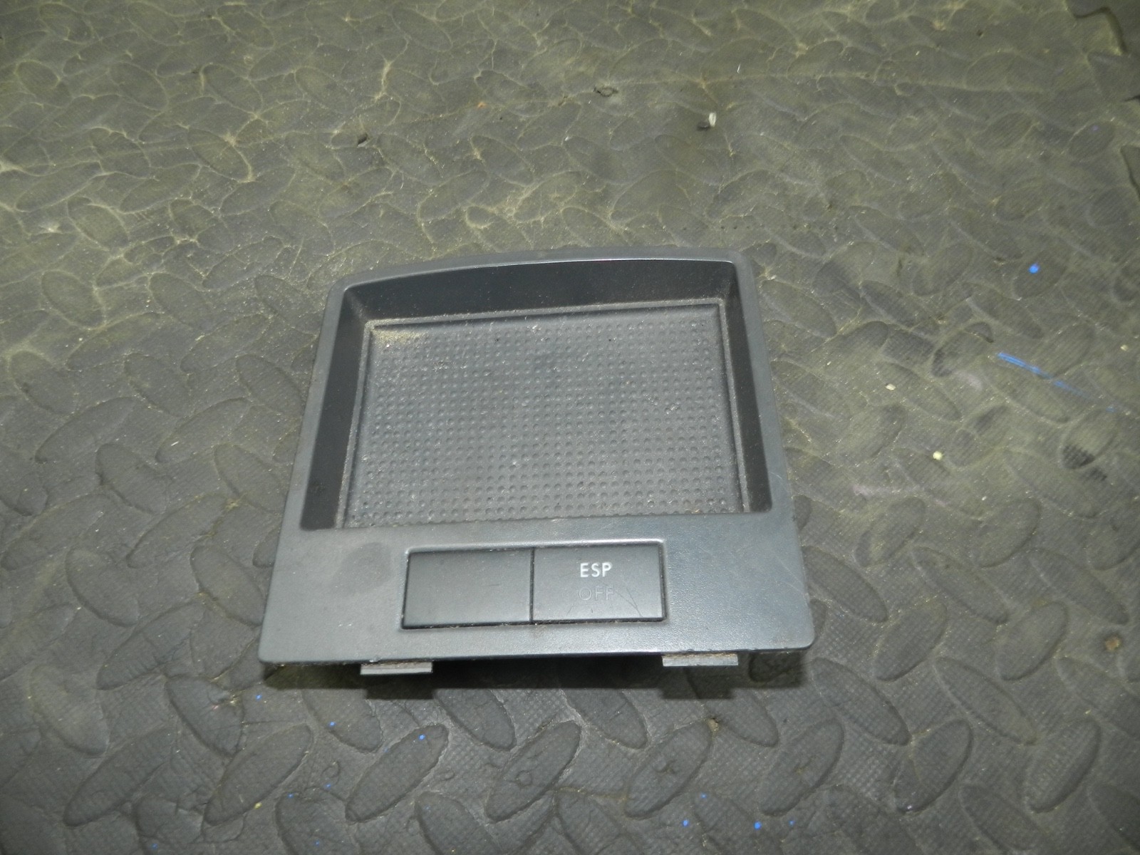 179. 2006 VOLKSWAGEN TOURAN. STORAGE POCKET WITH ESP BUTTON