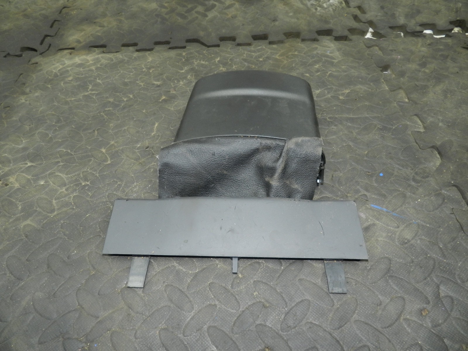 179. 2006 VOLKSWAGEN TOURAN. STEERING COWLING UPPER TRIM - Image 2