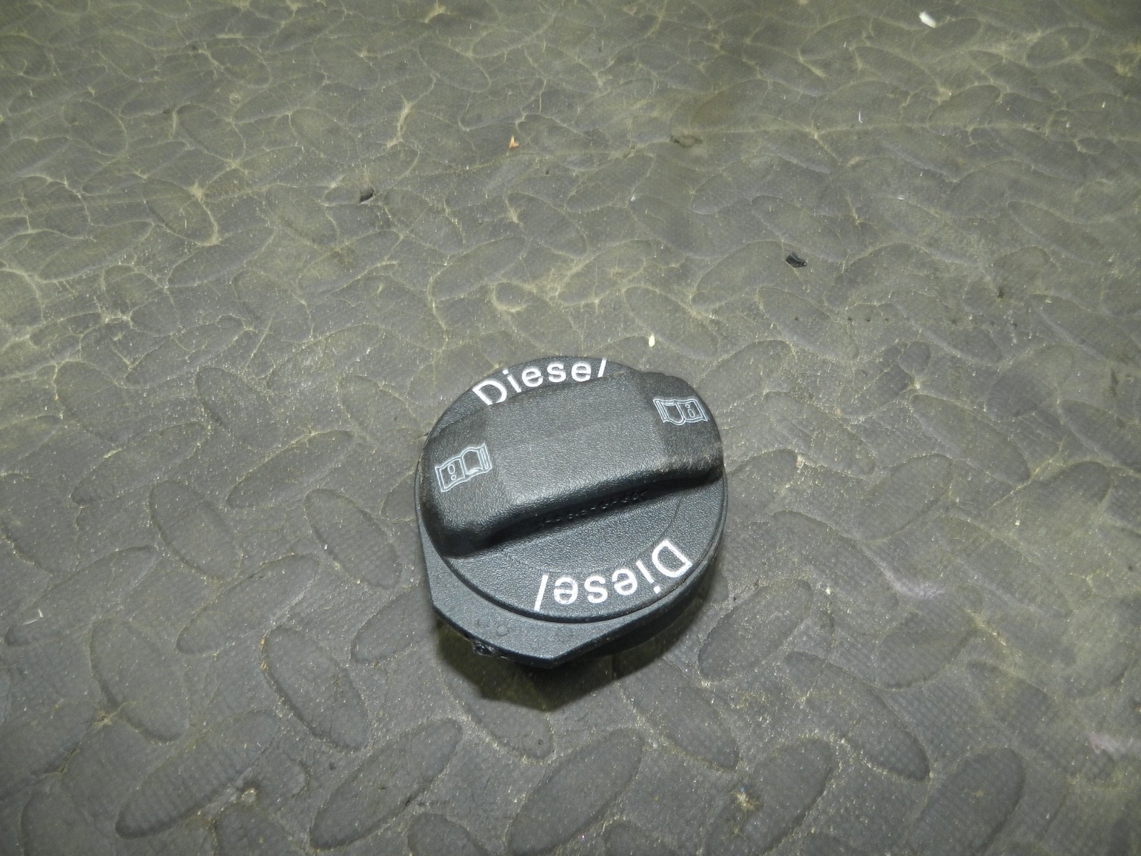 179. 2006 VOLKSWAGEN TOURAN. FUEL DIESEL CAP COVER