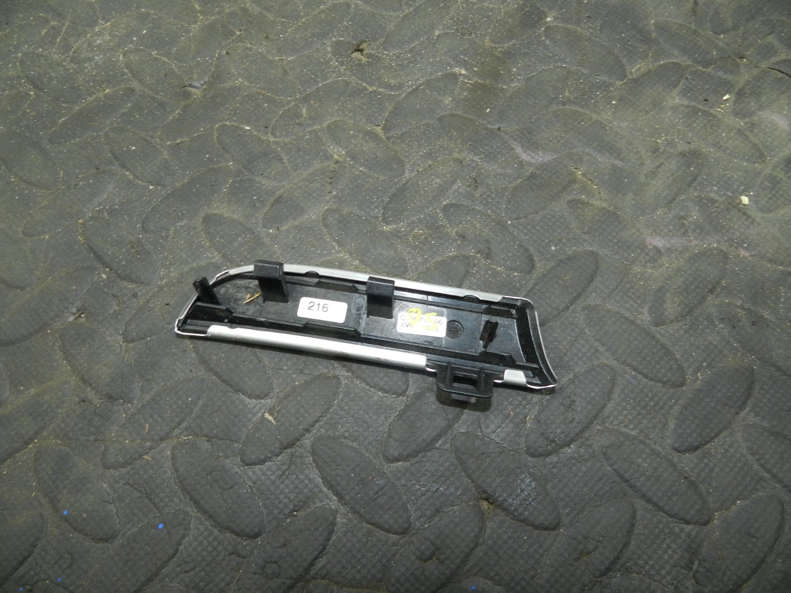 179. 2006 VOLKSWAGEN TOURAN. DRIVER SIDE DASH BOARD TRIM - Image 2