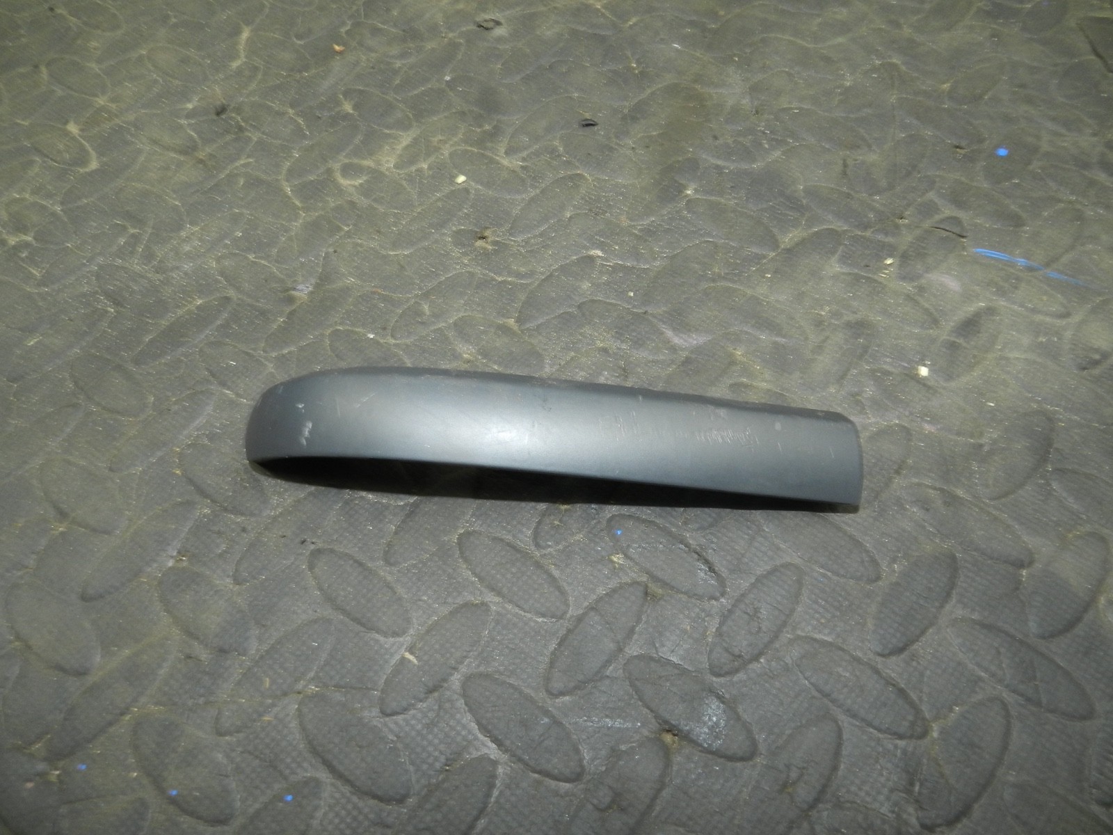 179. 2006 VOLKSWAGEN TOURAN. PLASTIC TRIM HANDLE