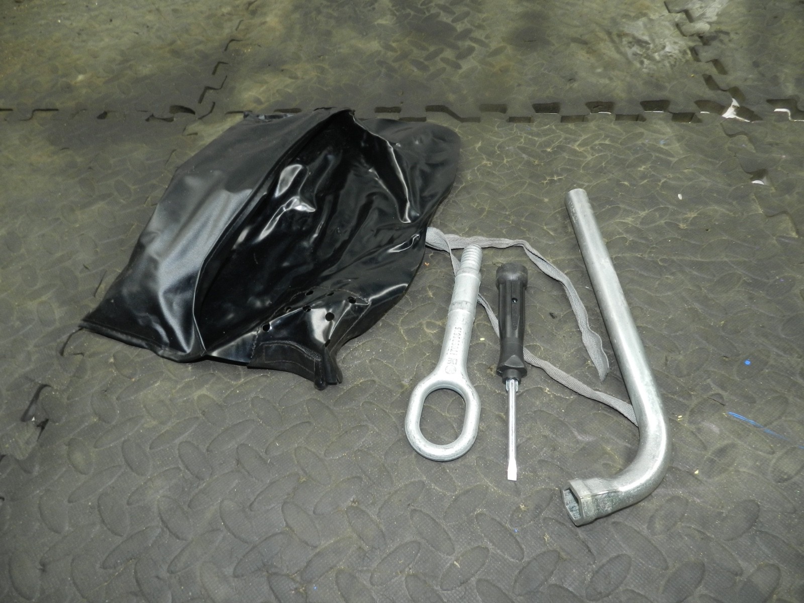 179. 2006 VOLKSWAGEN TOURAN. EMERGENCY TOOLS