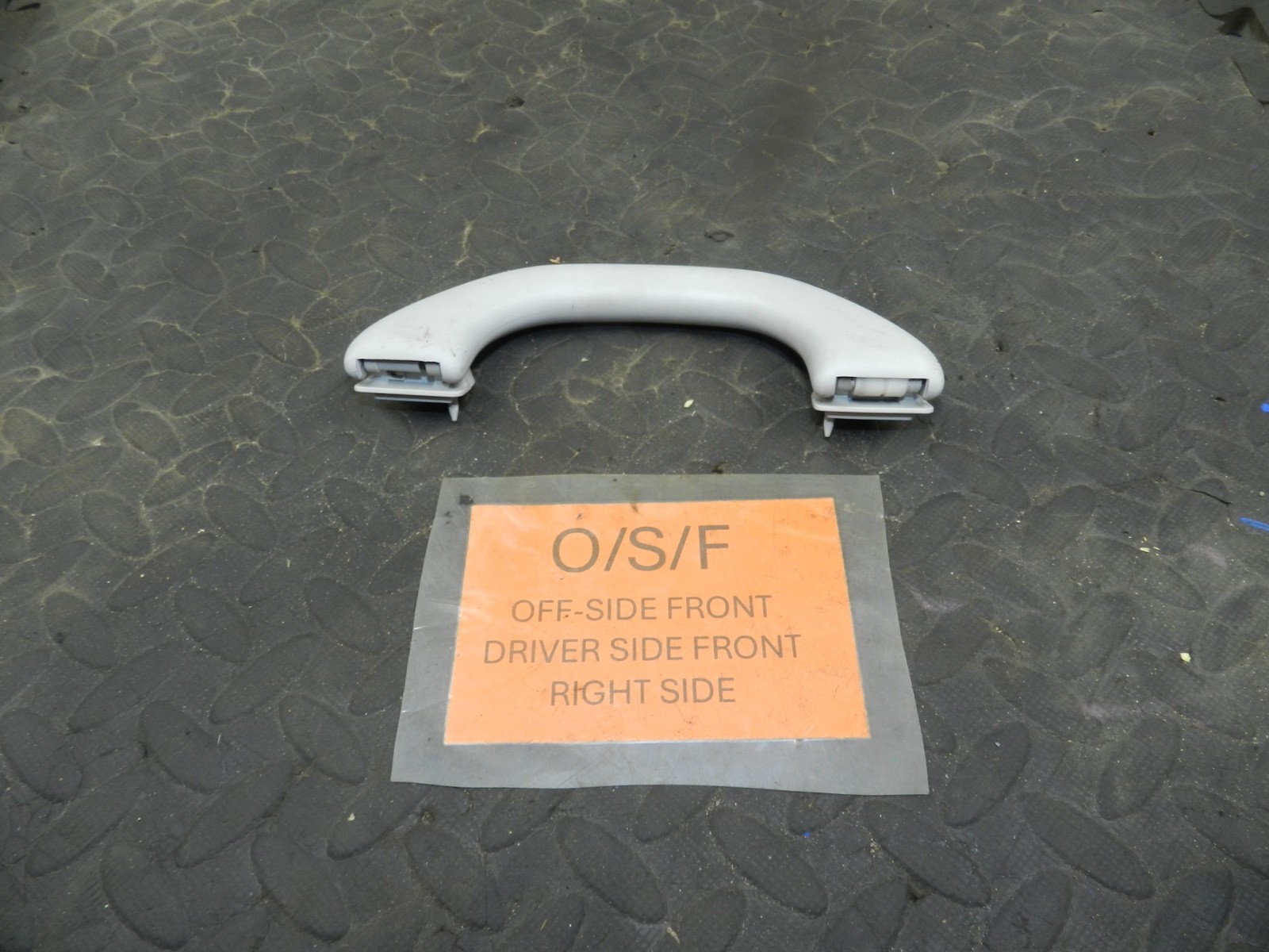 179. 2006 VOLKSWAGEN TOURAN. DRIVER SIDE FRONT GRAB HANDLE