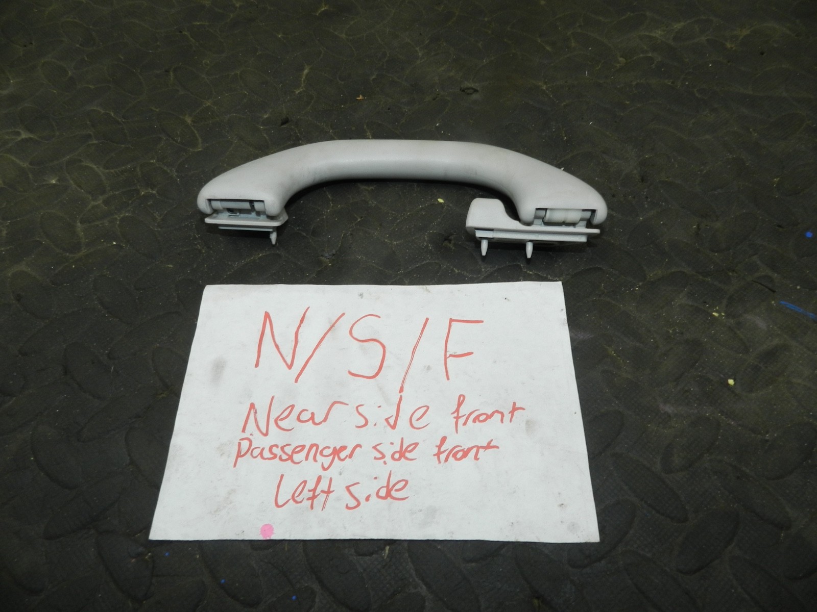 179. 2006 VOLKSWAGEN TOURAN. PASSENGER SIDE FRONT GRAB HANDLE