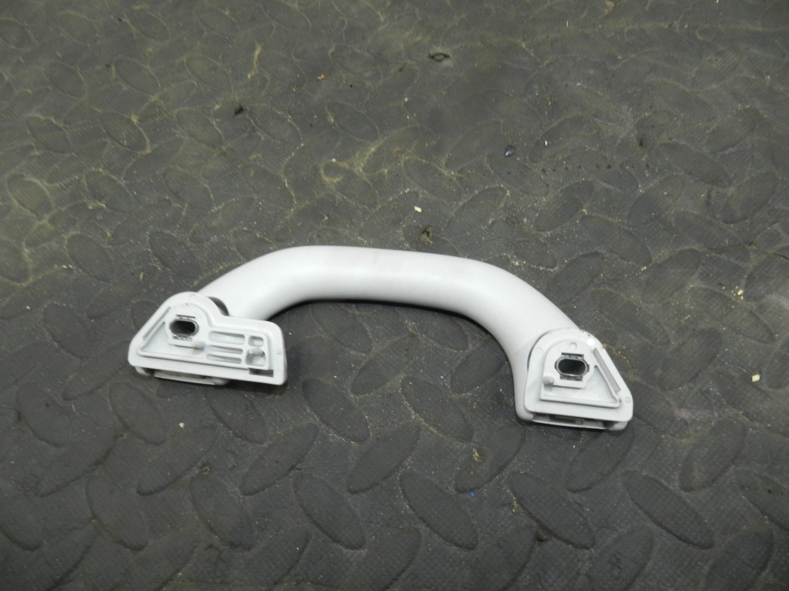 179. 2006 VOLKSWAGEN TOURAN. DRIVER SIDE REAR GRAB HANDLE - Image 2