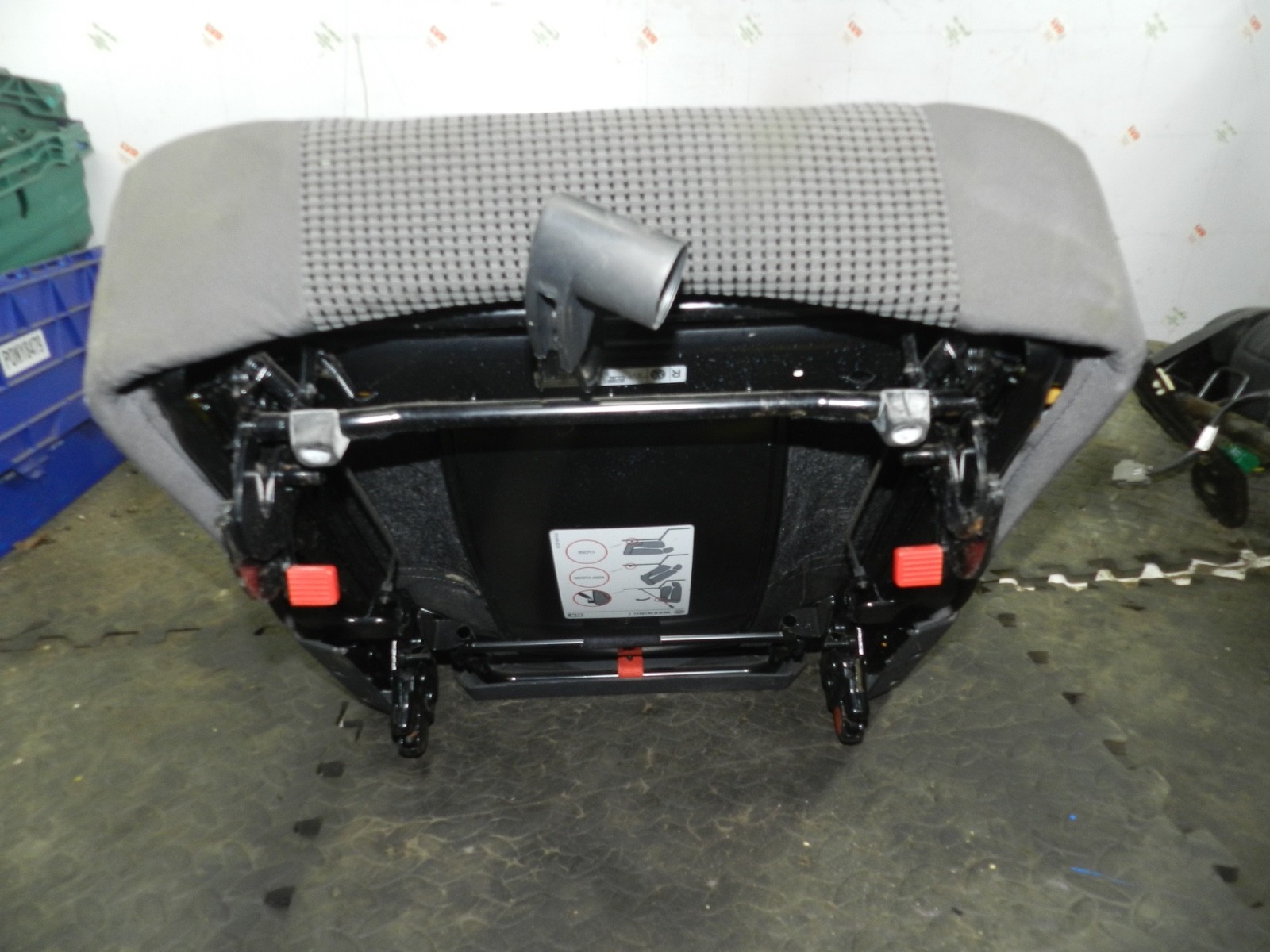 179. 2006 VOLKSWAGEN TOURAN. REAR FABRIC SEAT - Image 2