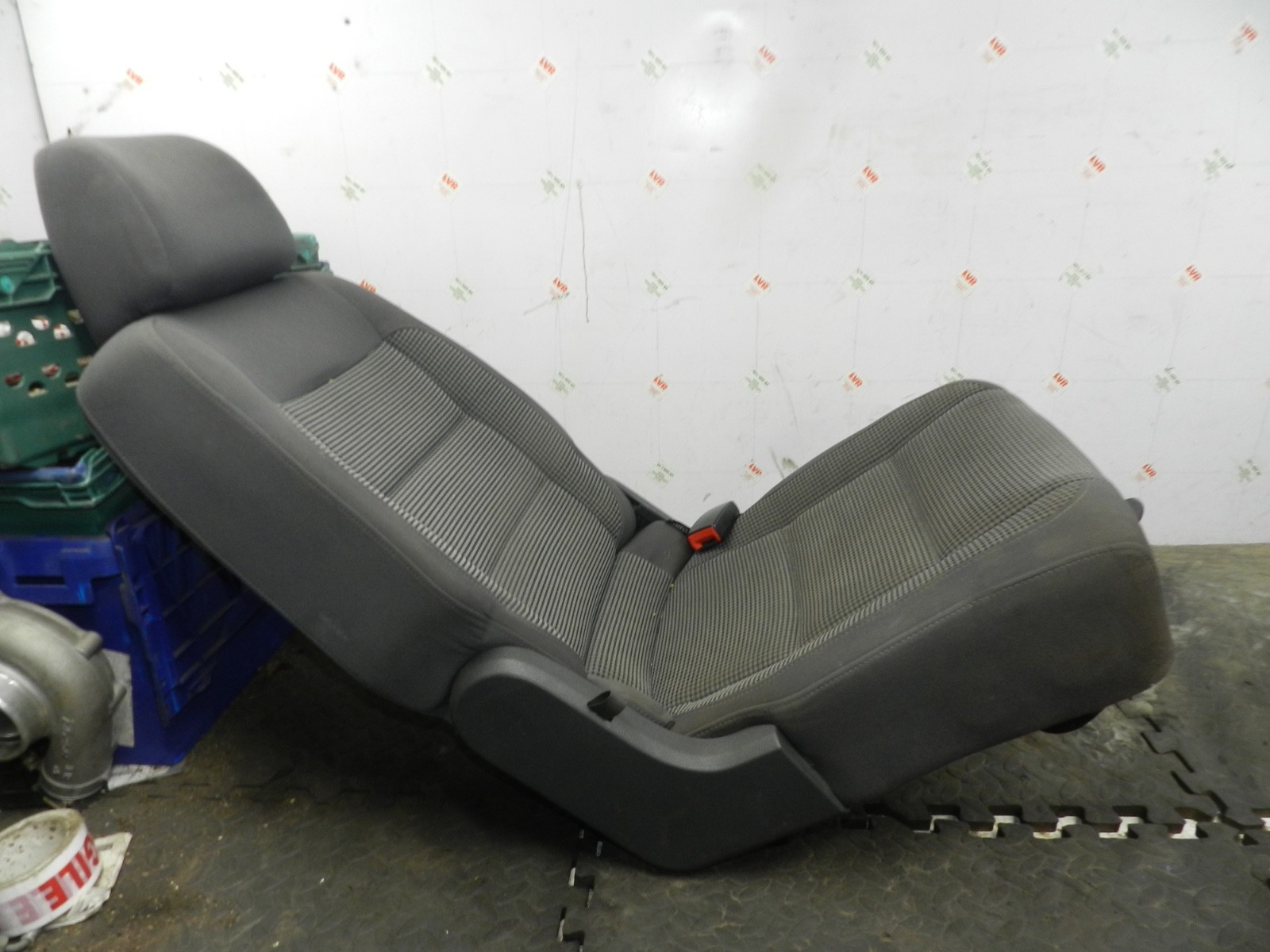 179. 2006 VOLKSWAGEN TOURAN. REAR FABRIC SEAT - Image 3