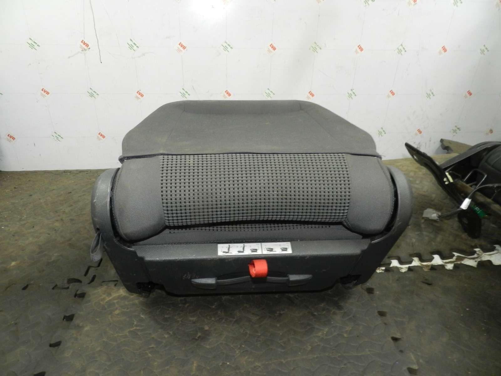 179. 2006 VOLKSWAGEN TOURAN. REAR FABRIC SEAT - Image 4