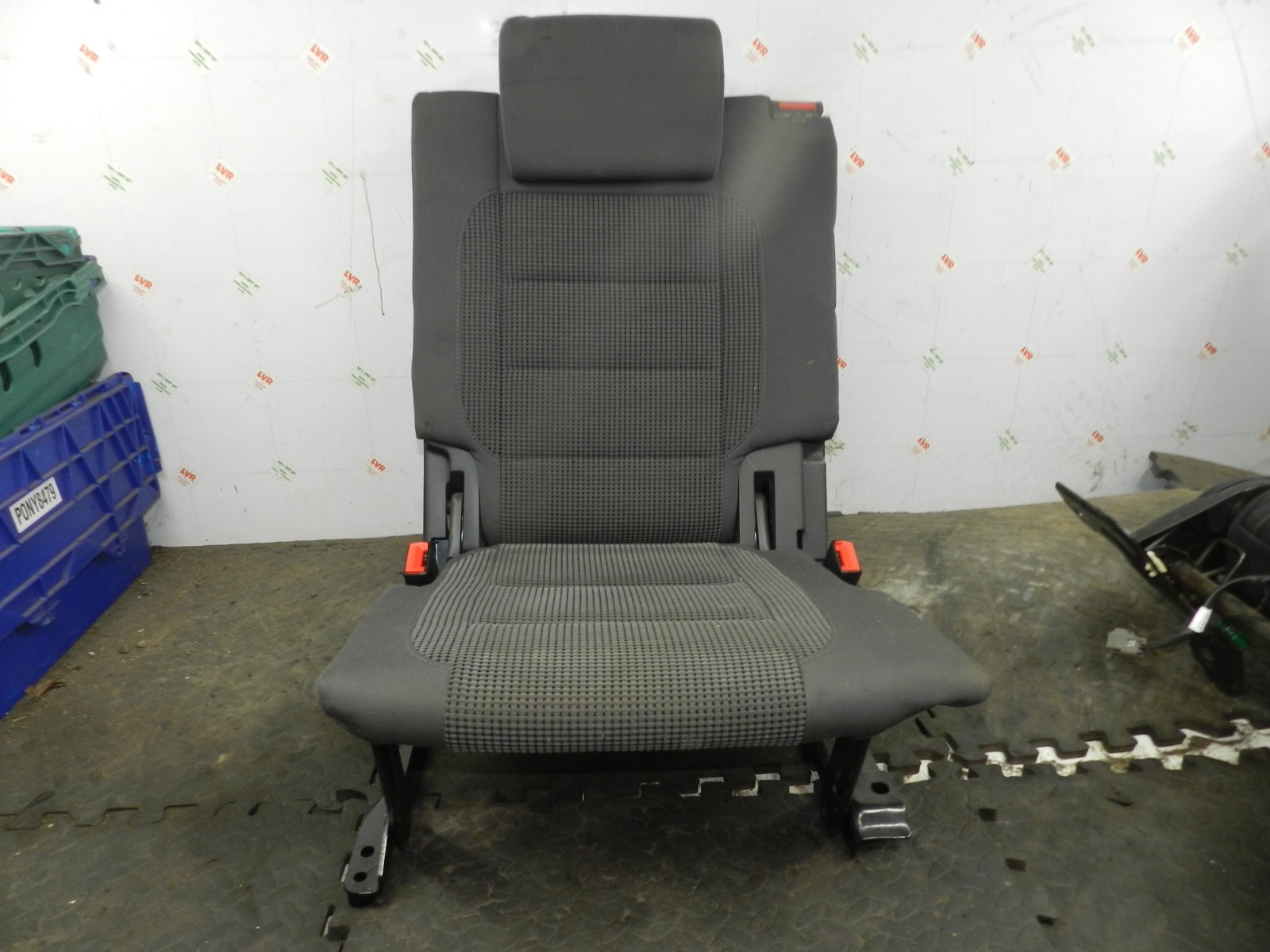 179. 2006 VOLKSWAGEN TOURAN. REAR 3RD ROW FABRIC SEAT