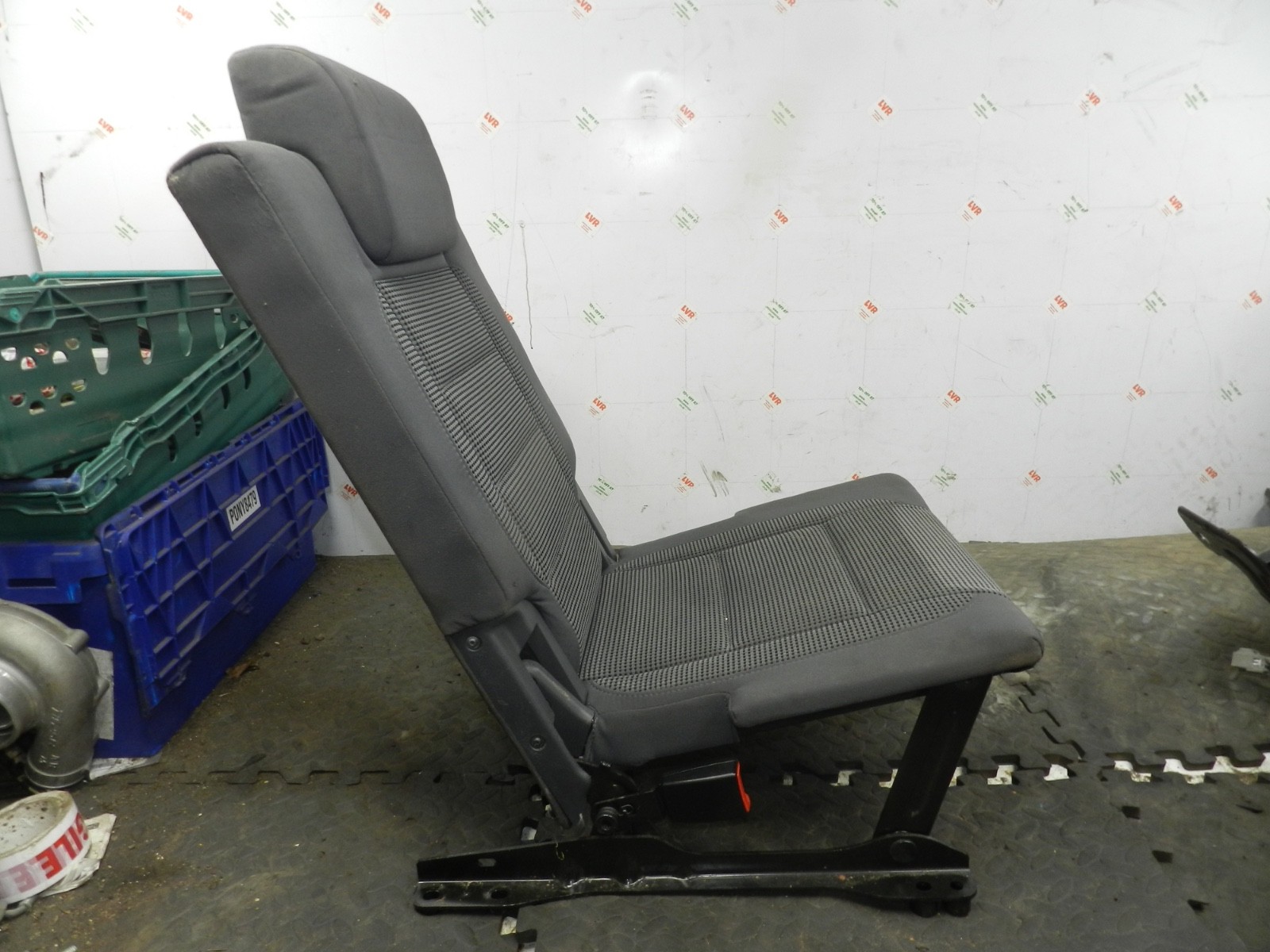 179. 2006 VOLKSWAGEN TOURAN. REAR 3RD ROW FABRIC SEAT - Image 2