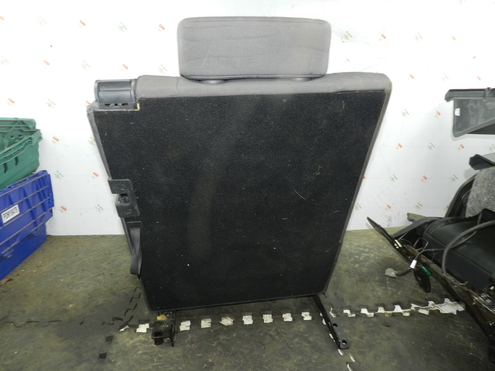 179. 2006 VOLKSWAGEN TOURAN. REAR 3RD ROW FABRIC SEAT - Image 3