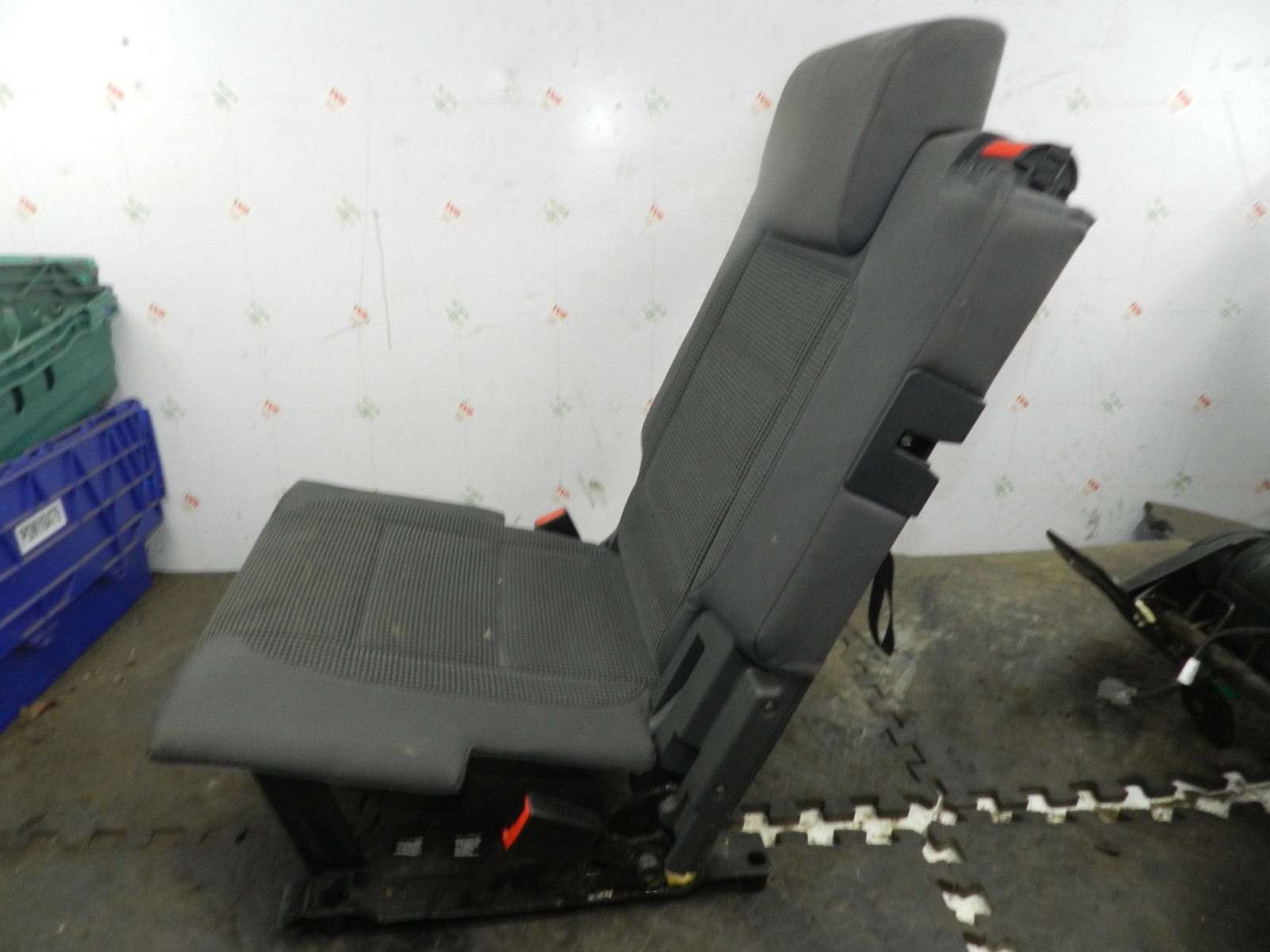 179. 2006 VOLKSWAGEN TOURAN. REAR 3RD ROW FABRIC SEAT - Image 4
