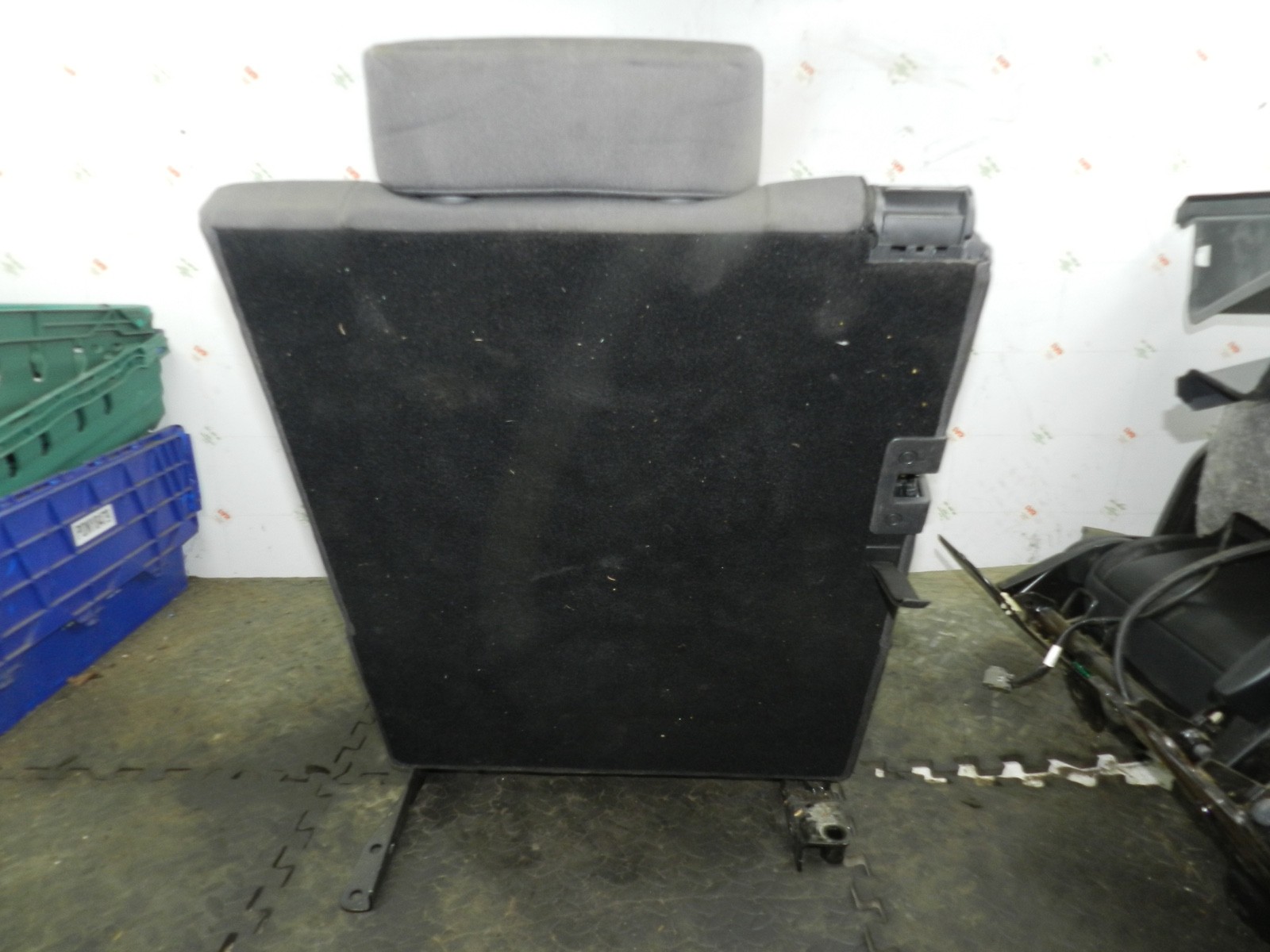 179. 2006 VOLKSWAGEN TOURAN. REAR 3RD ROW FABRIC SEAT
