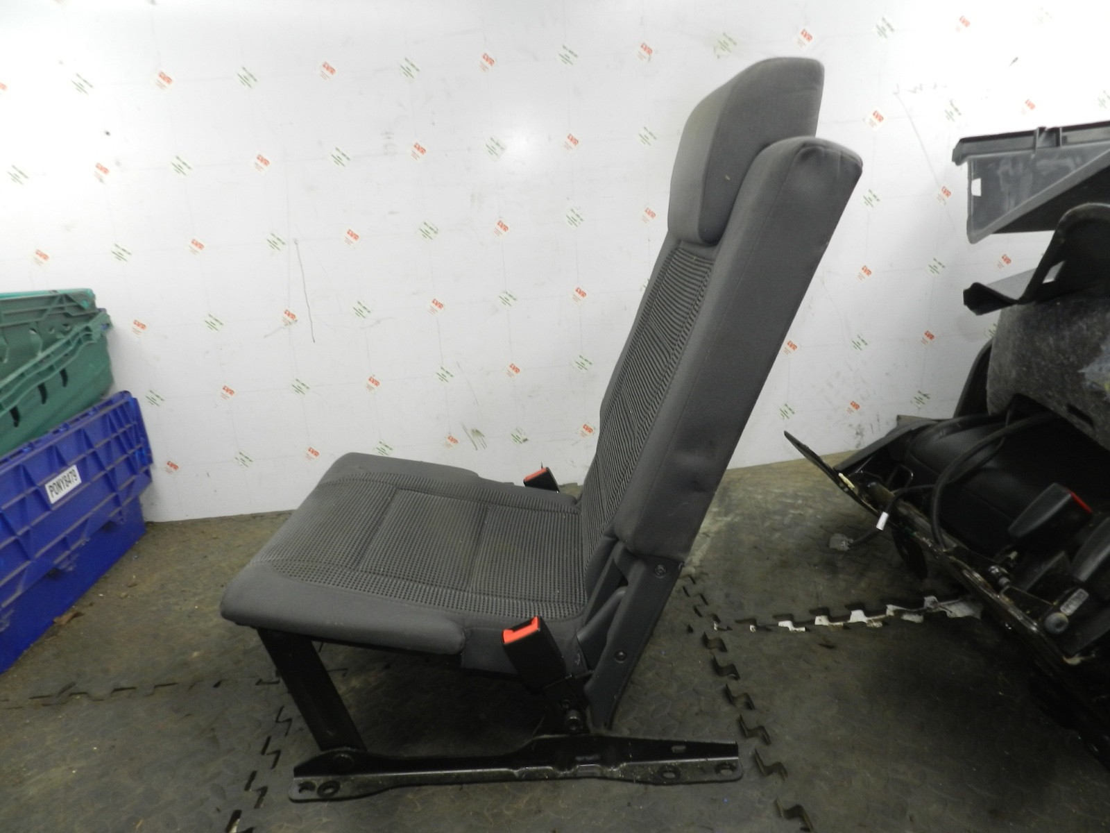 179. 2006 VOLKSWAGEN TOURAN. REAR 3RD ROW FABRIC SEAT - Image 2