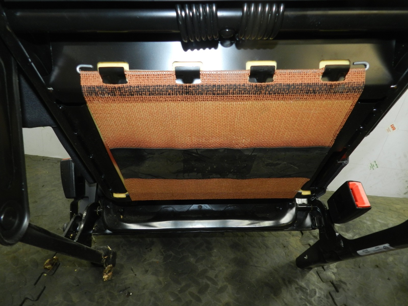 179. 2006 VOLKSWAGEN TOURAN. REAR 3RD ROW FABRIC SEAT - Image 4