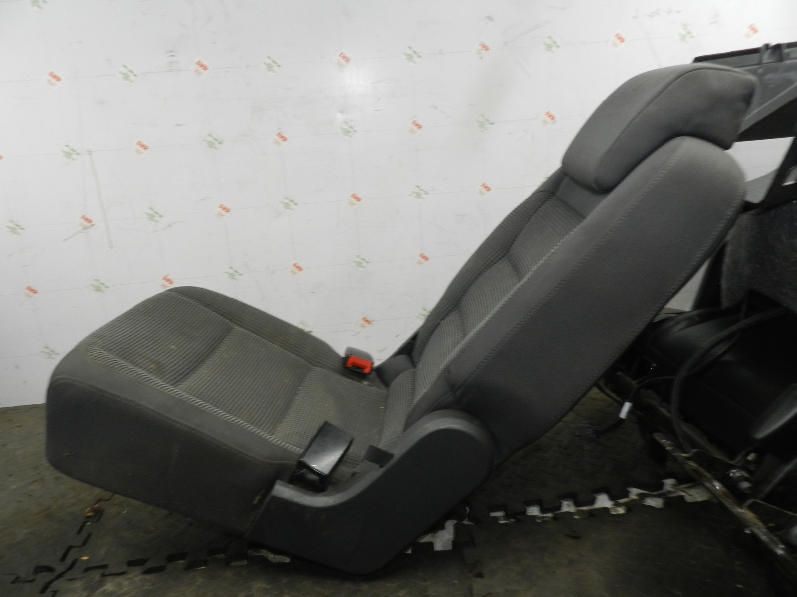 179. 2006 VOLKSWAGEN TOURAN. REAR FABRIC SEAT - Image 5