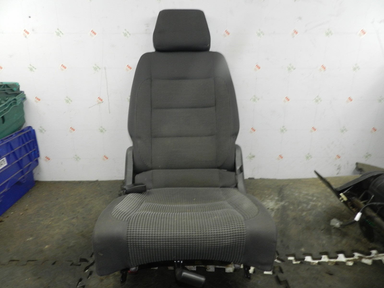 179. 2006 VOLKSWAGEN TOURAN. REAR FABRIC SEAT