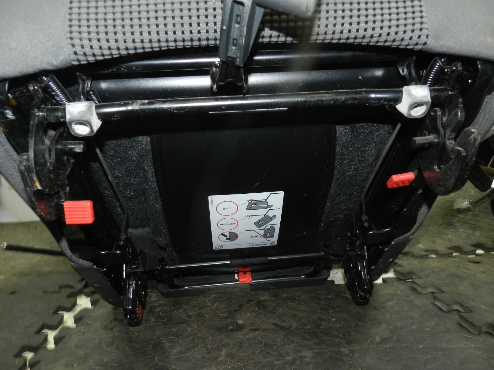 179. 2006 VOLKSWAGEN TOURAN. REAR FABRIC SEAT - Image 2
