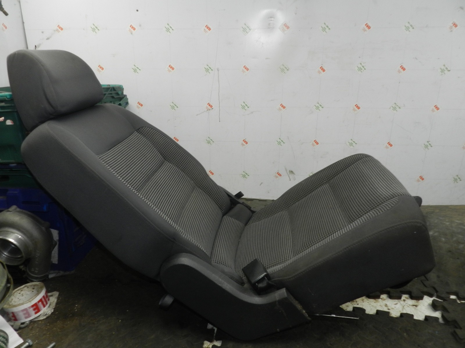 179. 2006 VOLKSWAGEN TOURAN. REAR FABRIC SEAT - Image 3