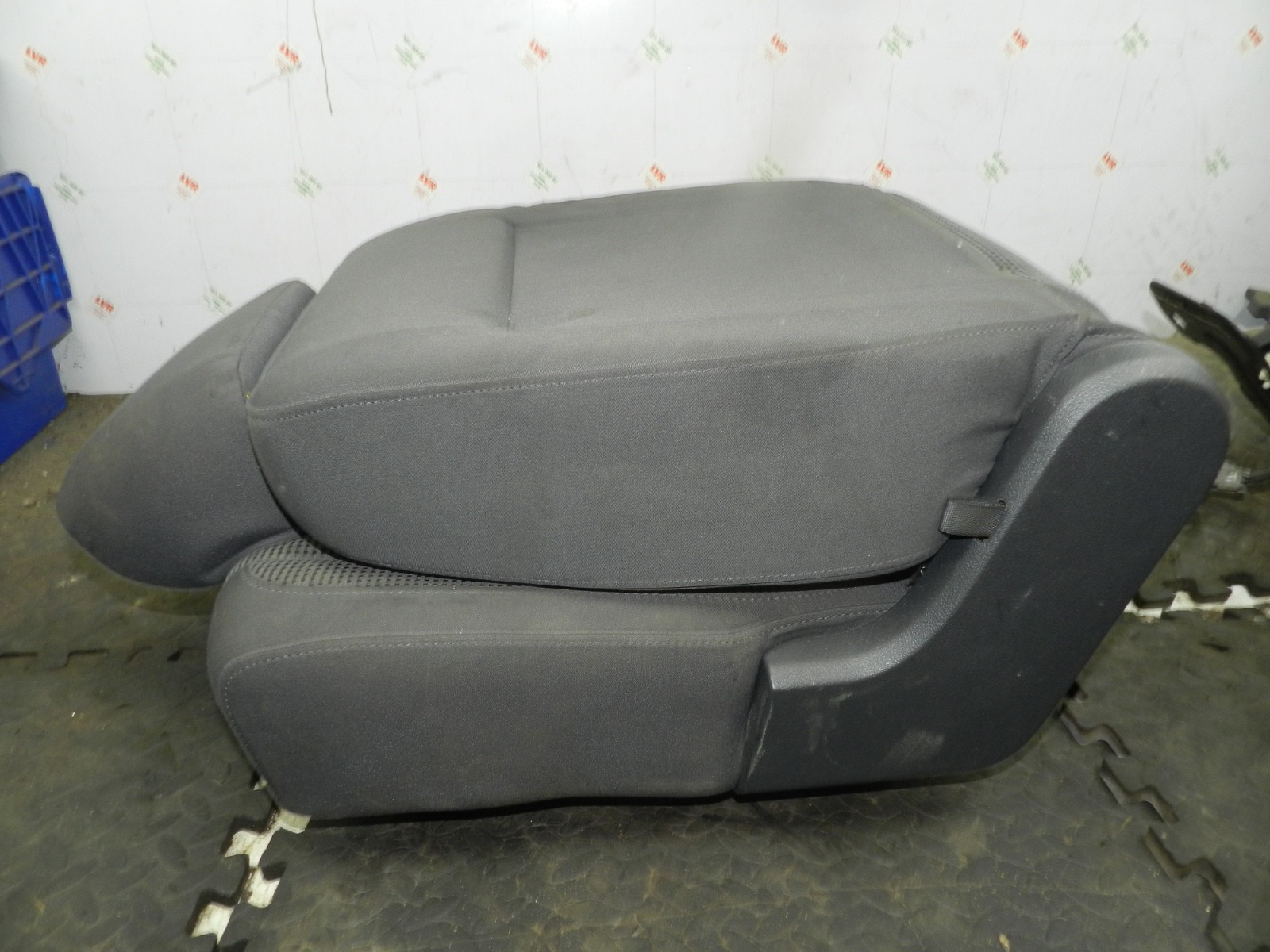 179. 2006 VOLKSWAGEN TOURAN. REAR FABRIC SEAT - Image 6