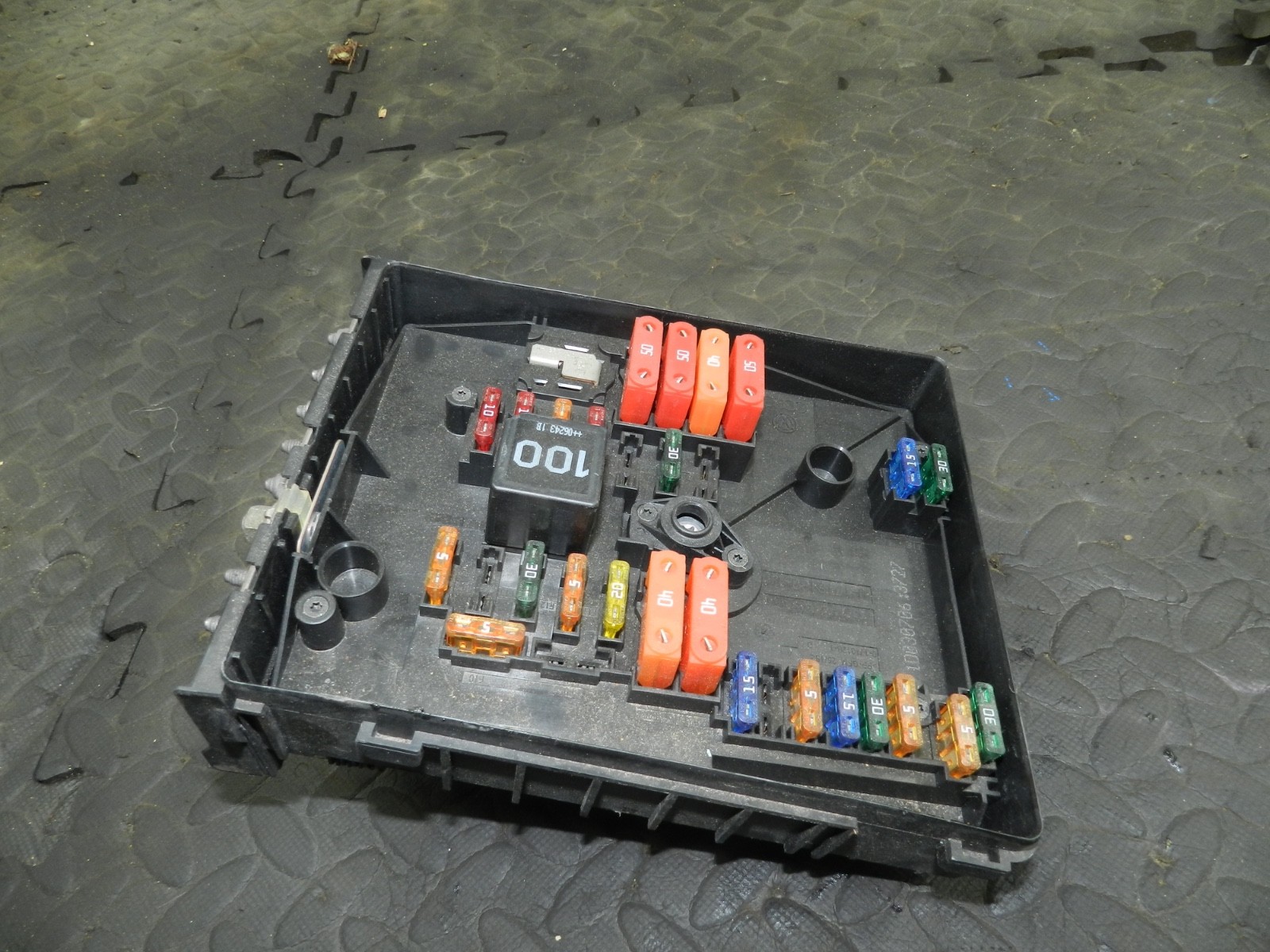 179. 2006 VOLKSWAGEN TOURAN. ENGINE FUSE BOX BOARD